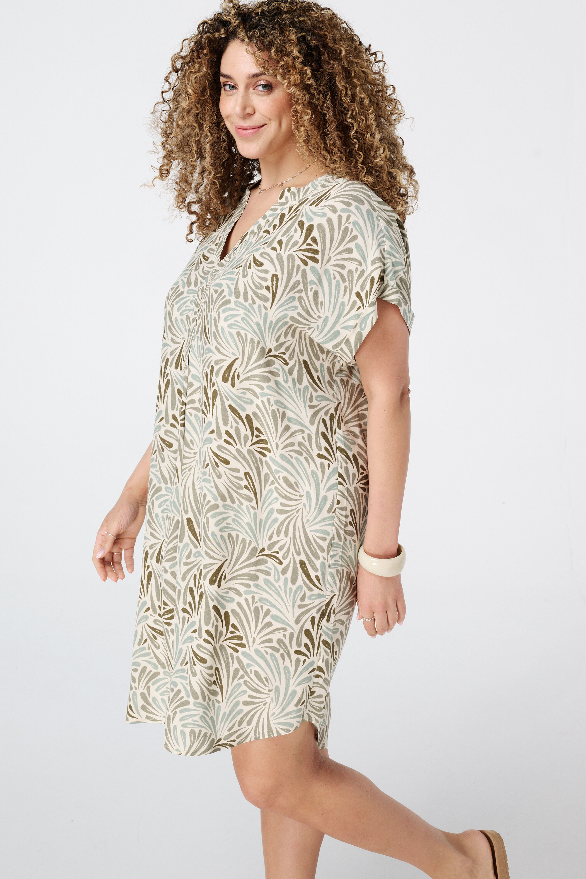 Robe l&eacute;g&egrave;re avec col en V image number 5