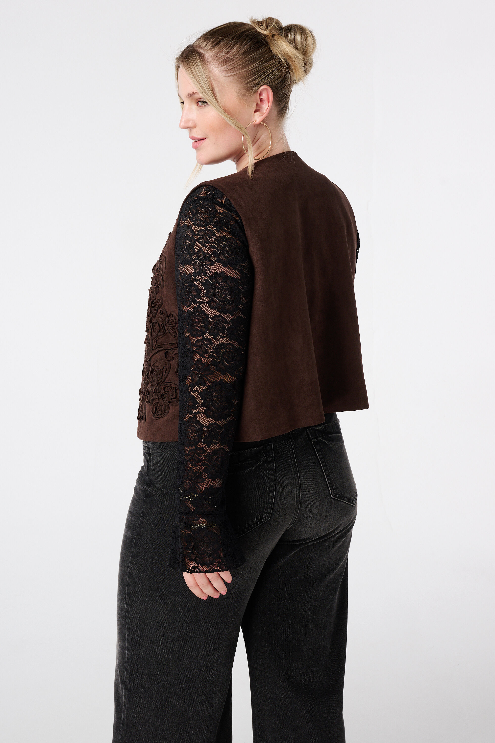 Gilet en su&egrave;de avec broderies image number 3