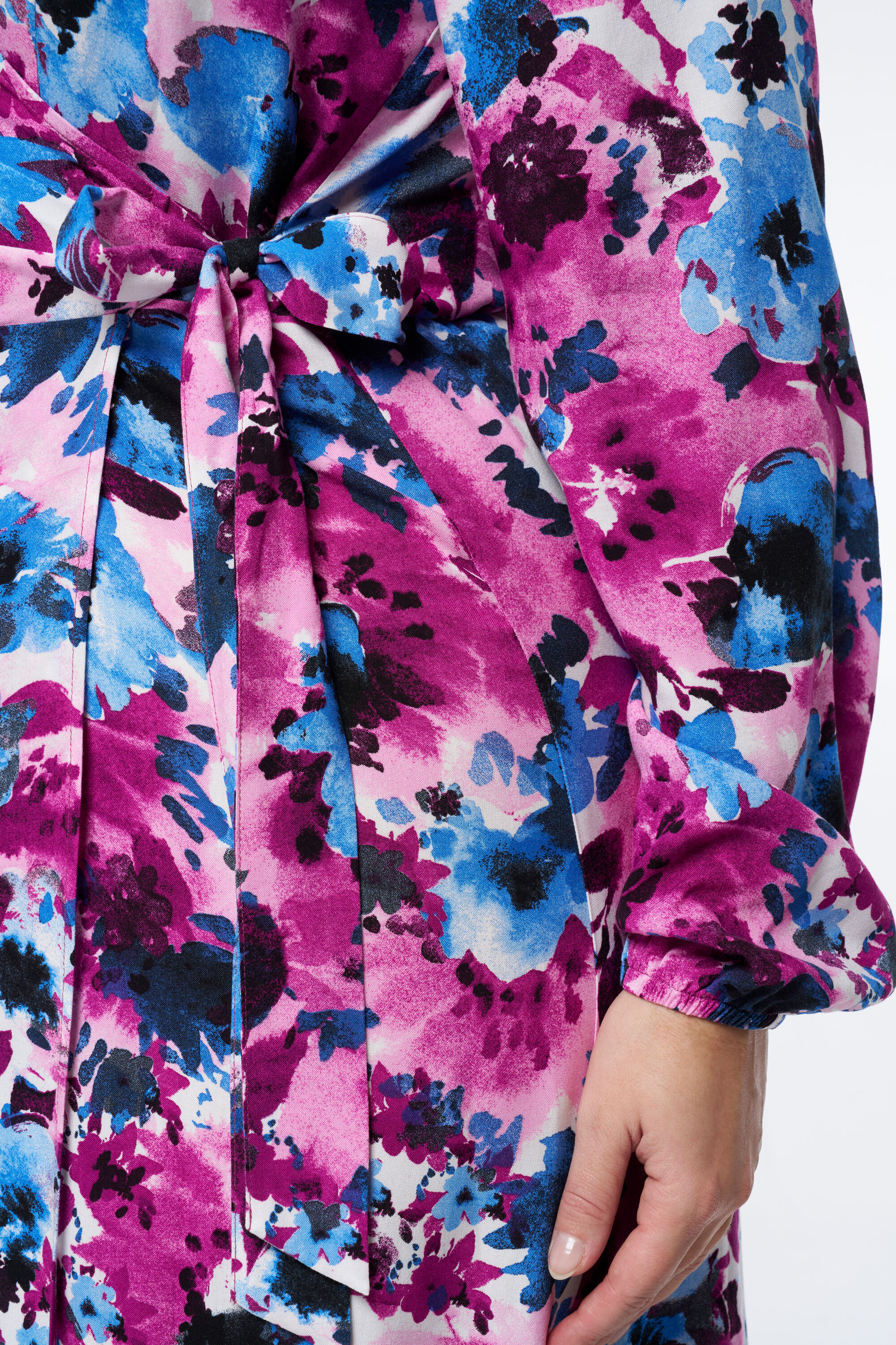 Robe midi &agrave; l'aspect satin&eacute; et imprim&eacute; image number 4