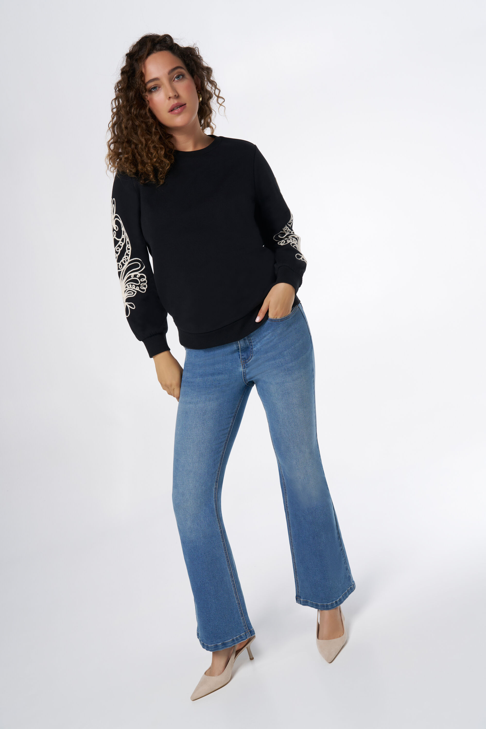 Pull avec broderie image number 5