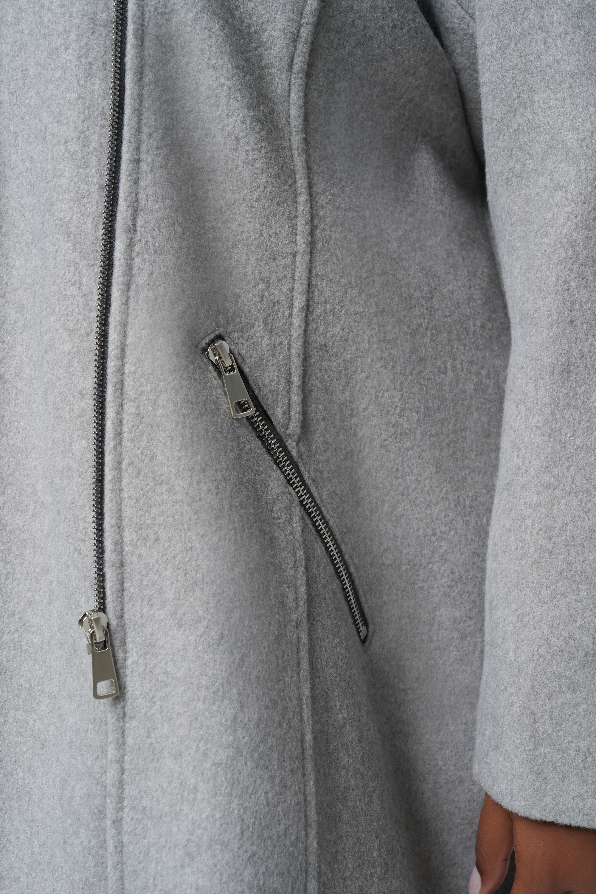 Veste avec d&eacute;tails argent&eacute;s image number 4