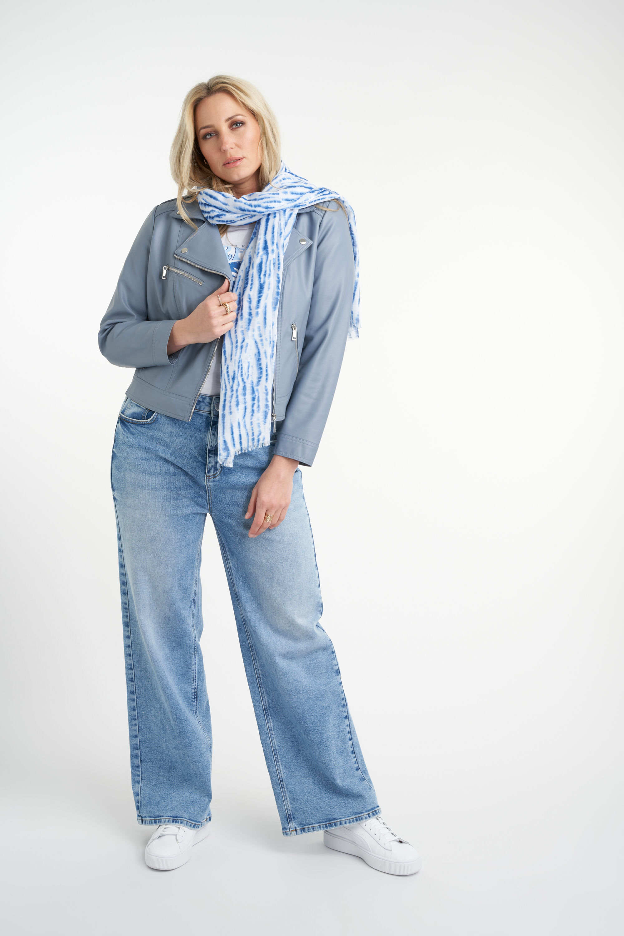 Une &eacute;charpe avec un imprim&eacute; teinture-au-n&oelig;ud image number 2