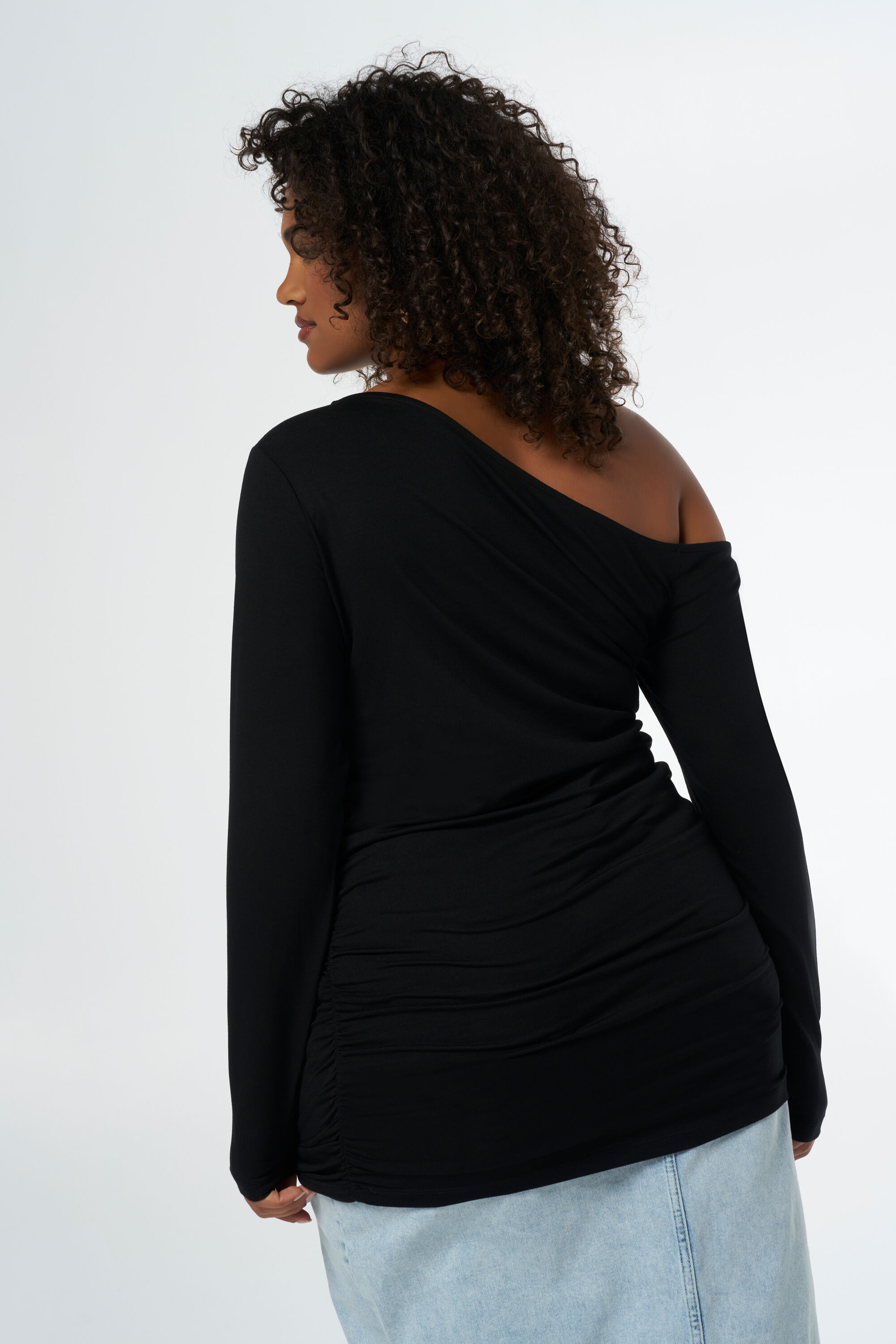 Top &agrave; une &eacute;paule image number 3