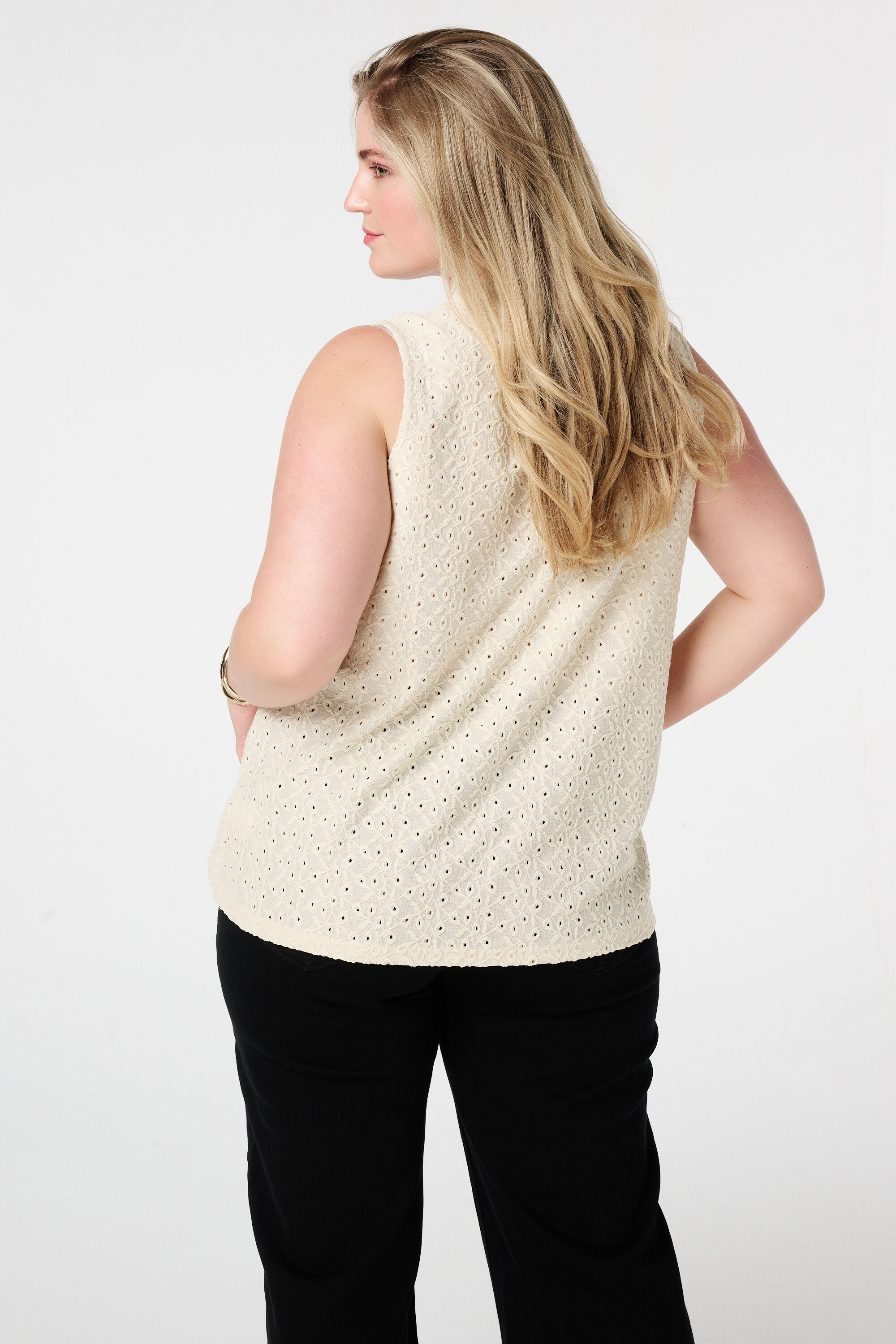 Top brod&eacute; sans manches image number 3