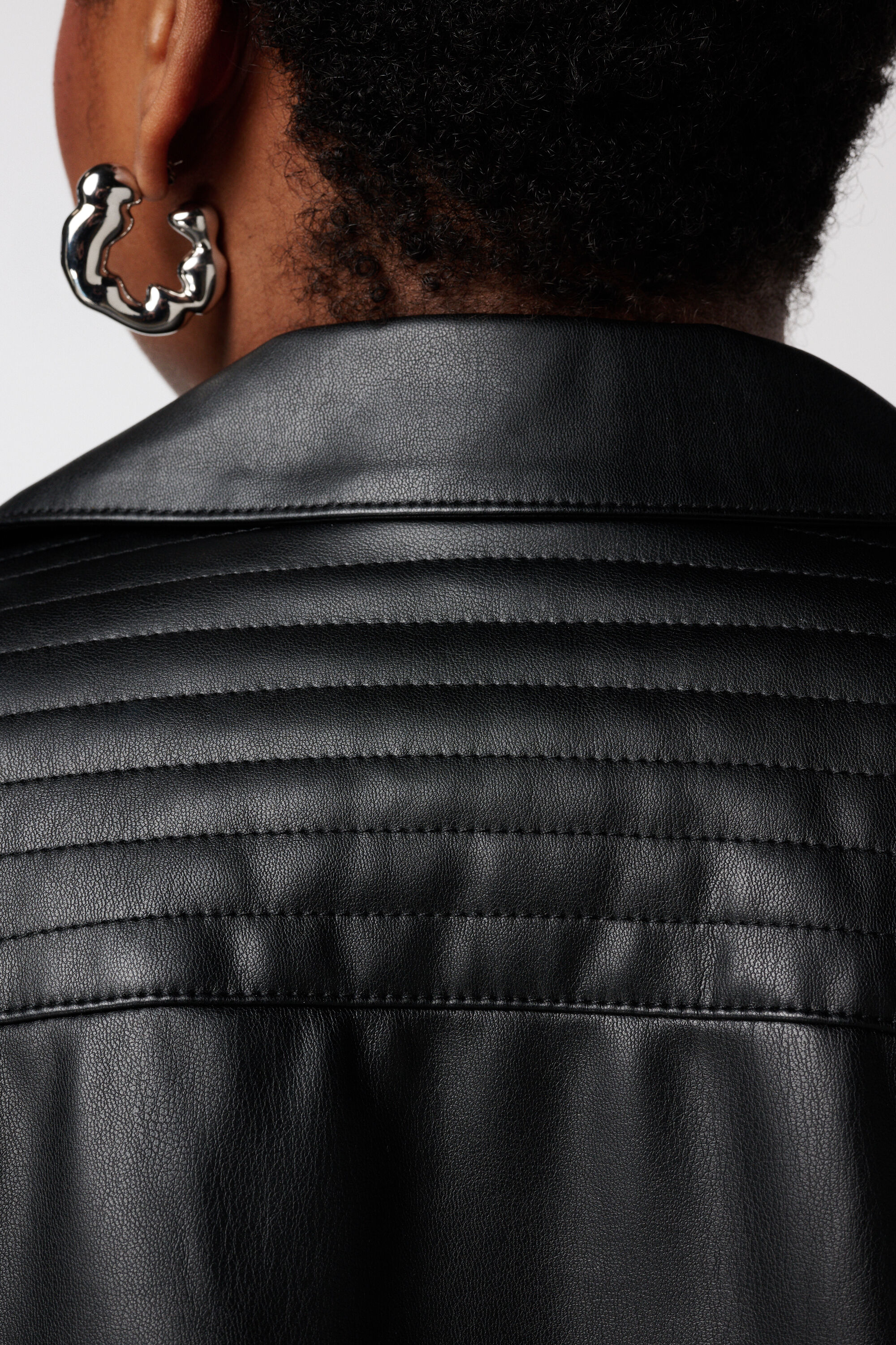 Veste &eacute;l&eacute;gante en cuir orn&eacute;e de d&eacute;tails argent&eacute;s image number 6