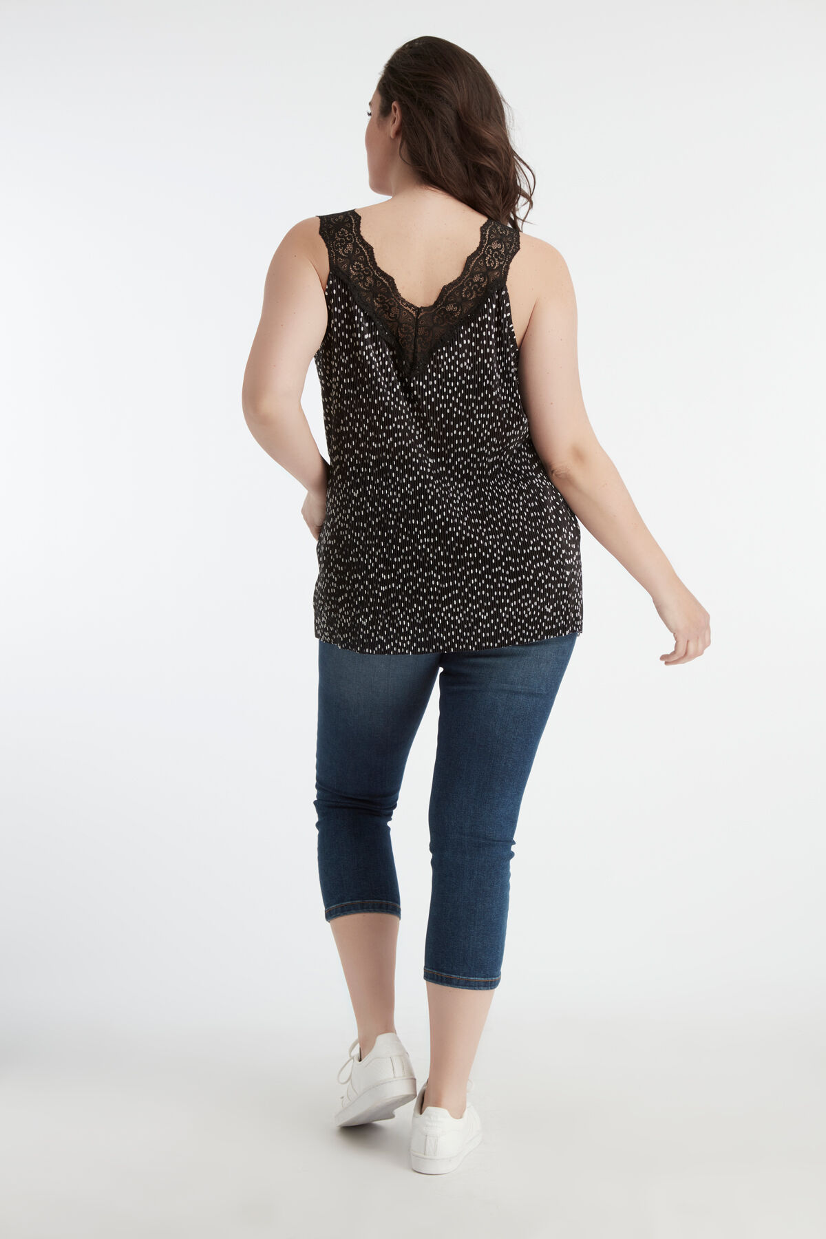 Haut pliss&eacute; avec pois et dentelle image number 4