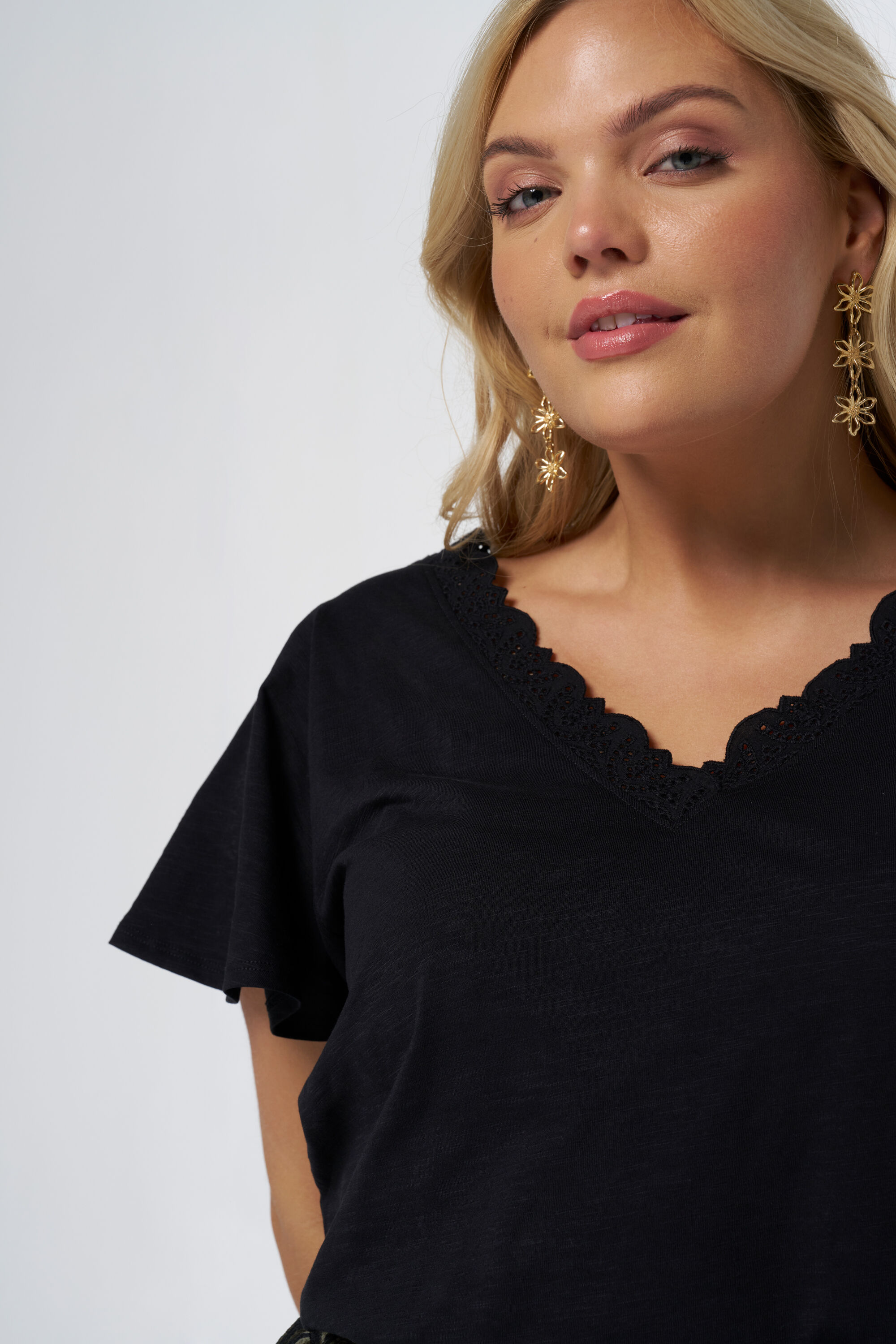 T-shirt avec des d&eacute;tails brod&eacute;s image number 4