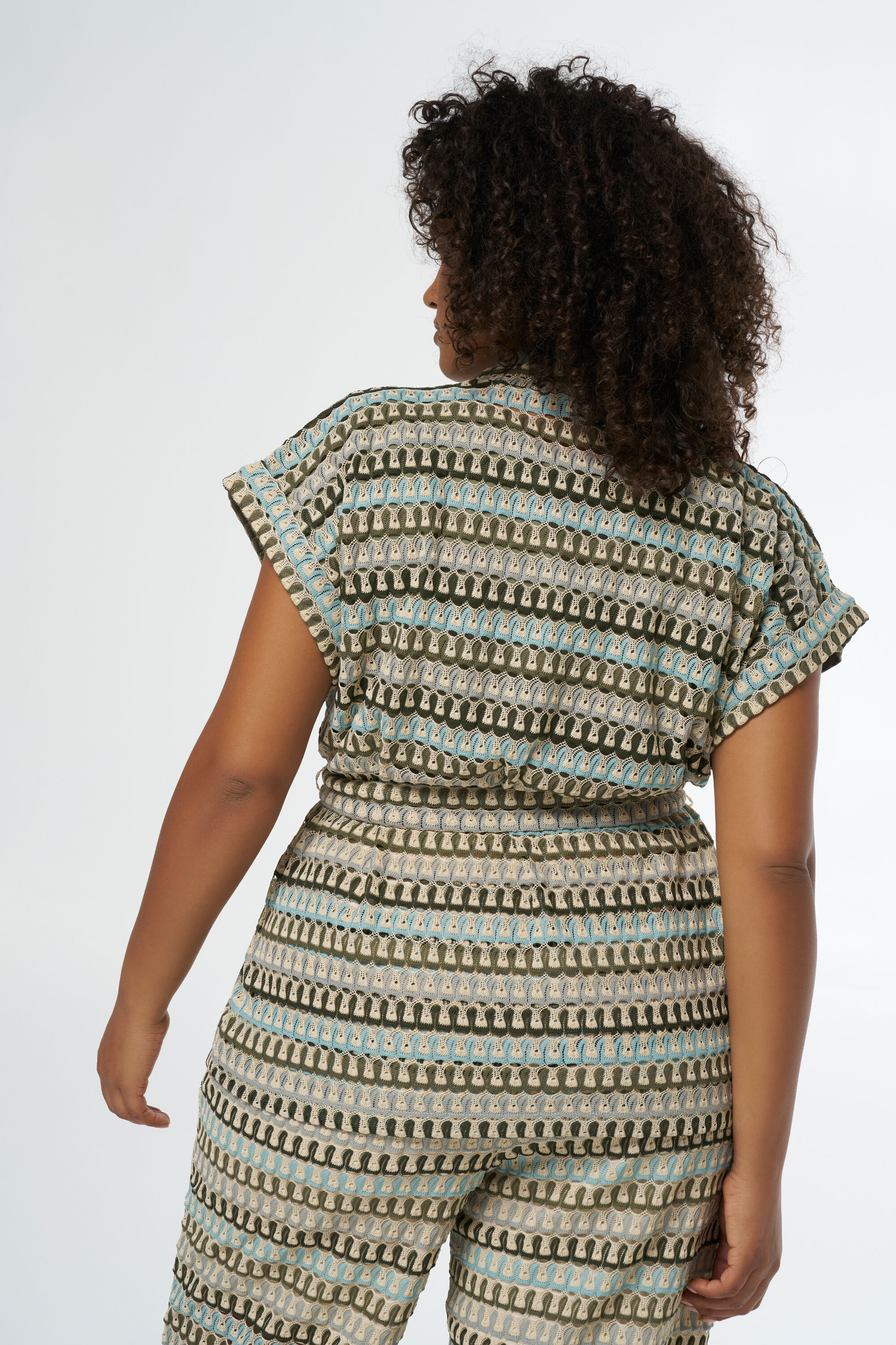 Gilet crochet&eacute; avec ceinture image number 3