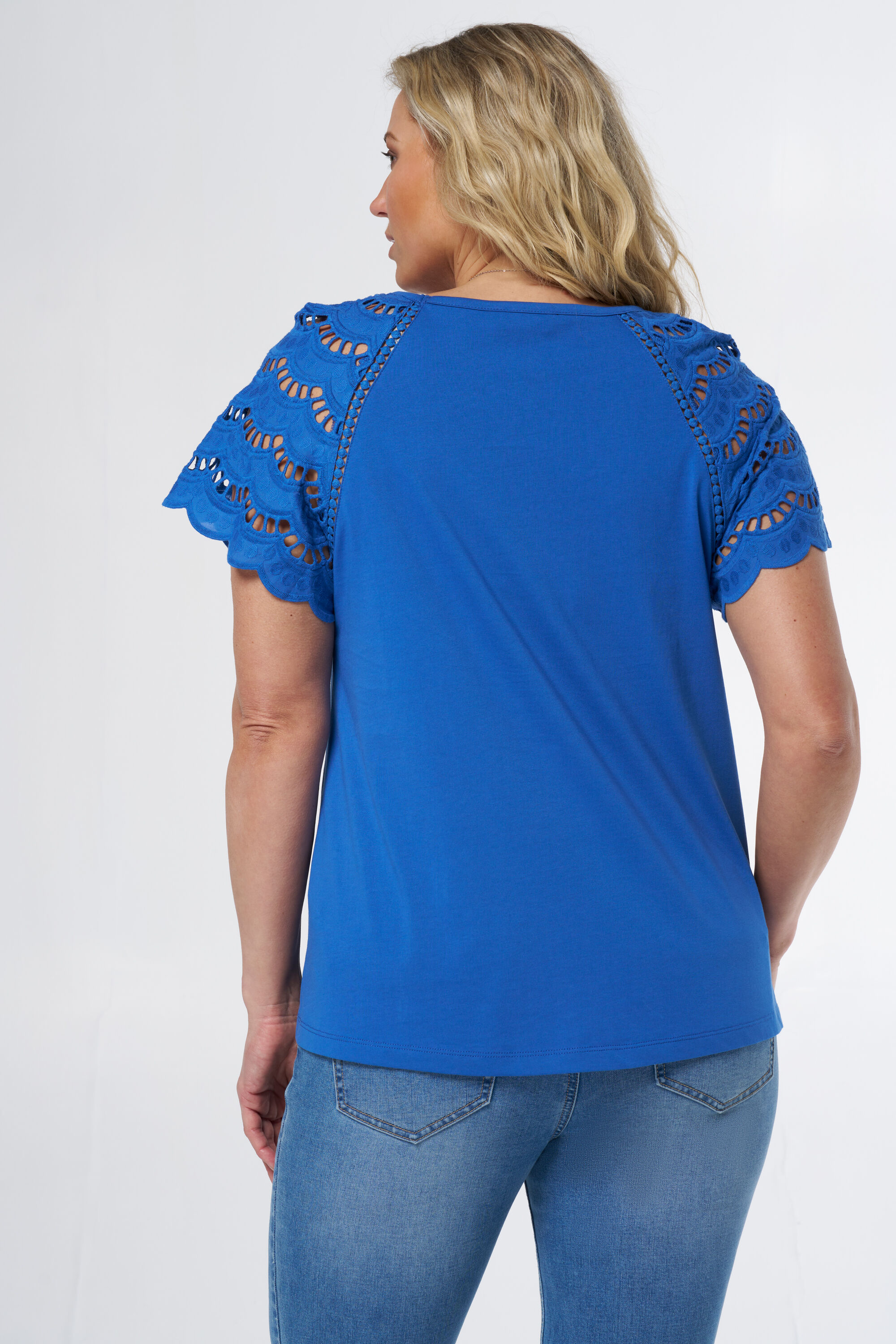 T-shirt avec d&eacute;tails sur les manches image number 3