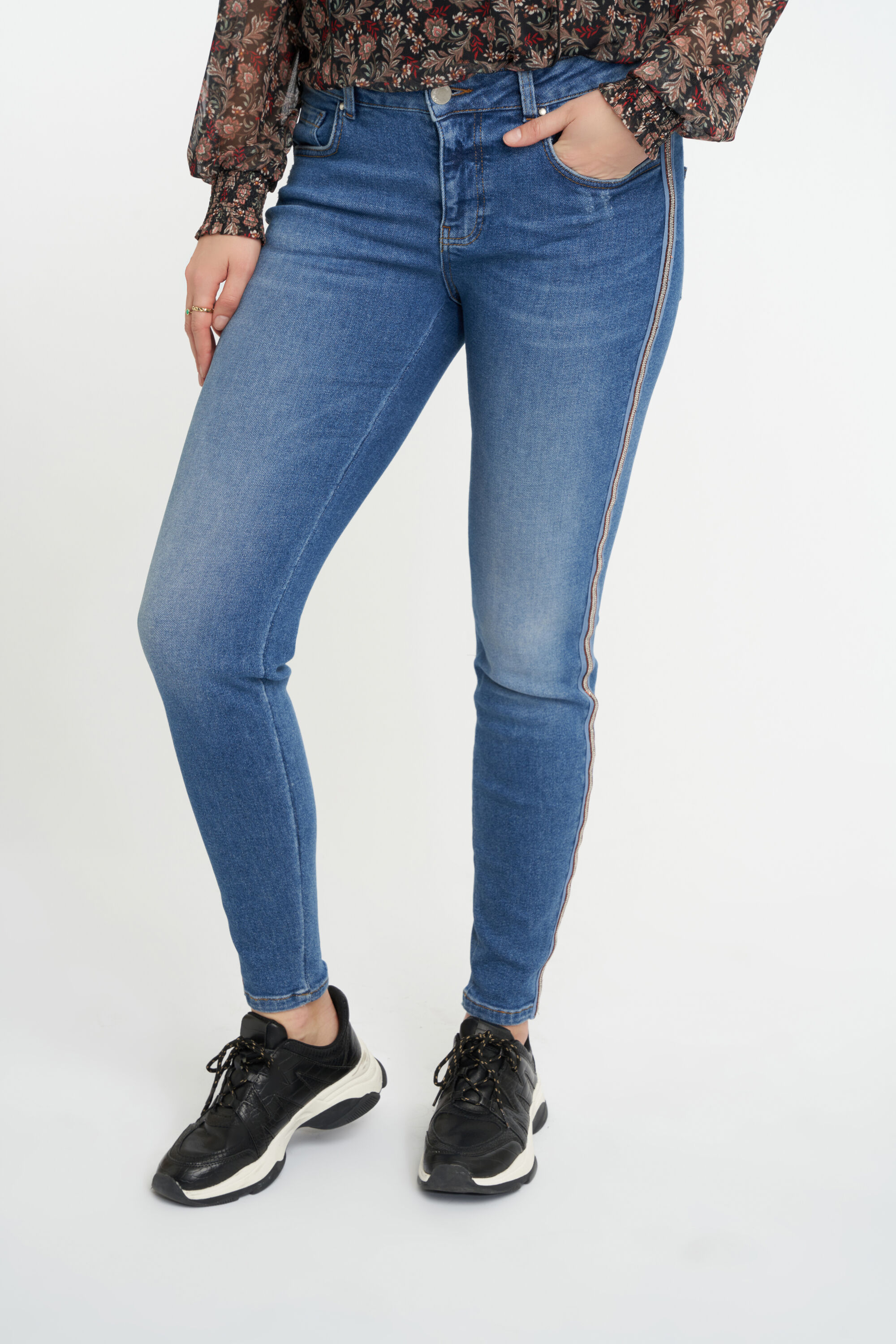 Jeans aux d&eacute;cors lat&eacute;raux image number 4