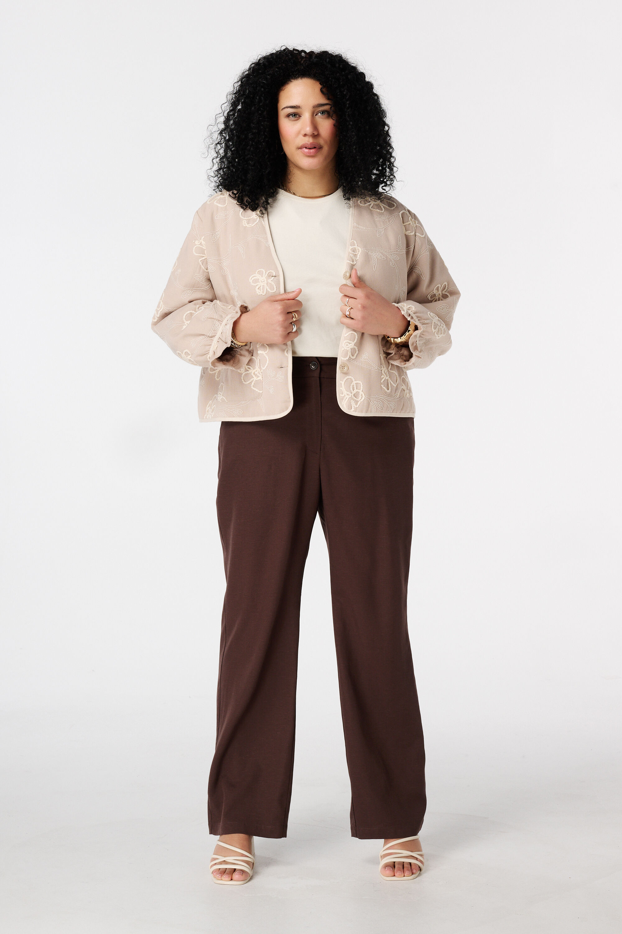 Veste avec fleurs brod&eacute;es image number 5