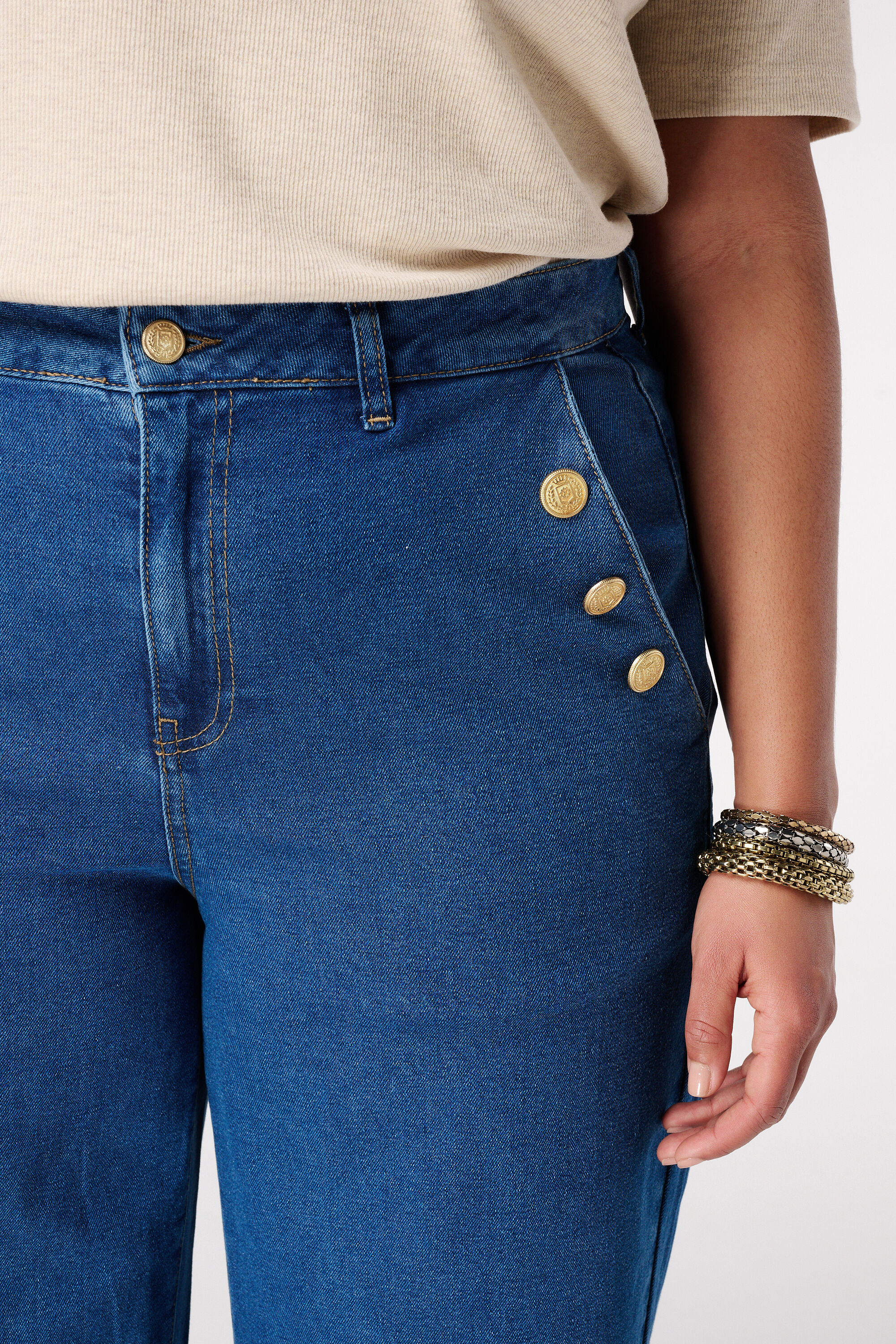 Jean &agrave; jambes larges avec boutons d&eacute;coratifs image number 4
