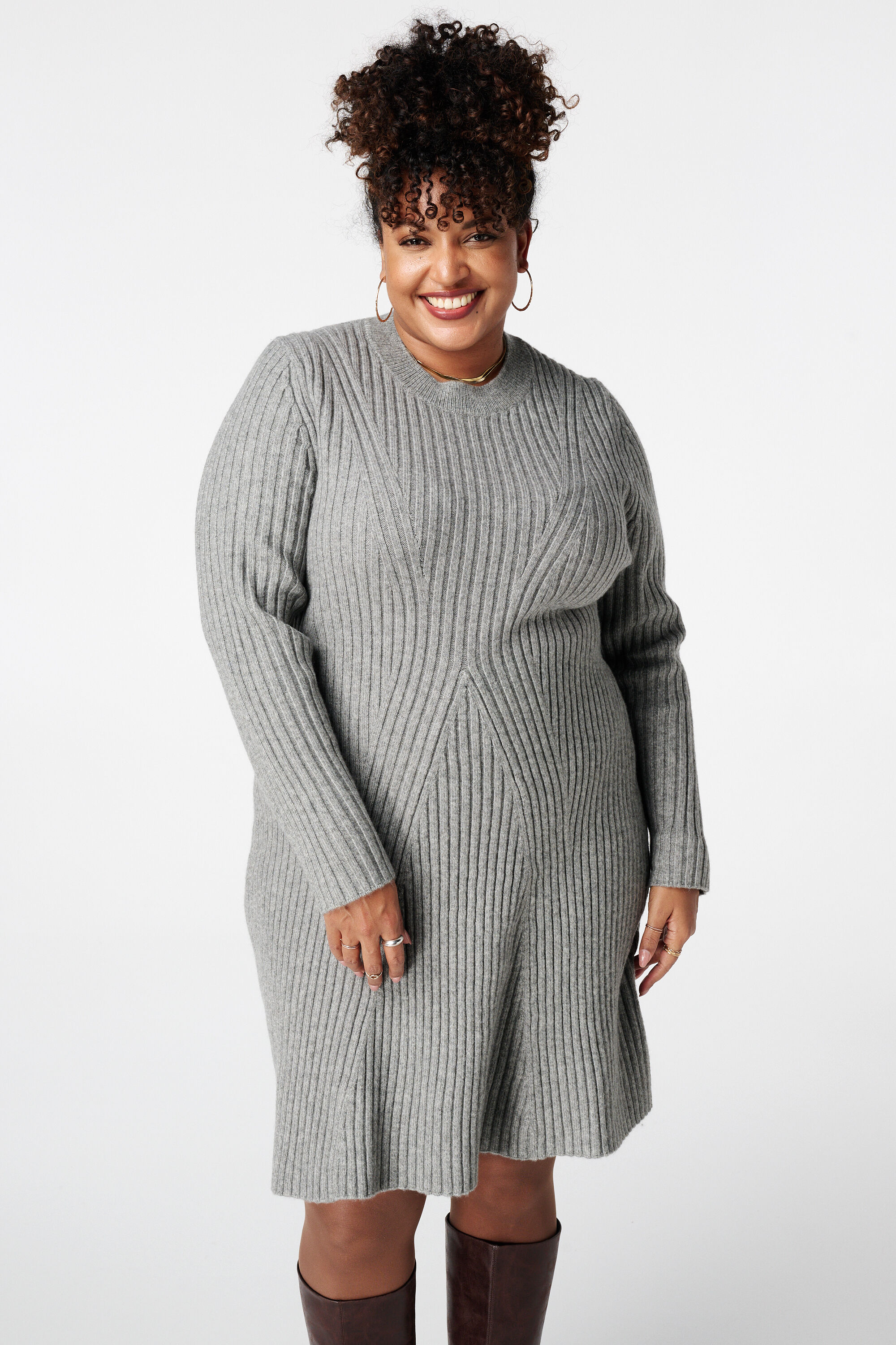 Robe ajust&eacute;e et &eacute;vas&eacute;e en maille image number 5