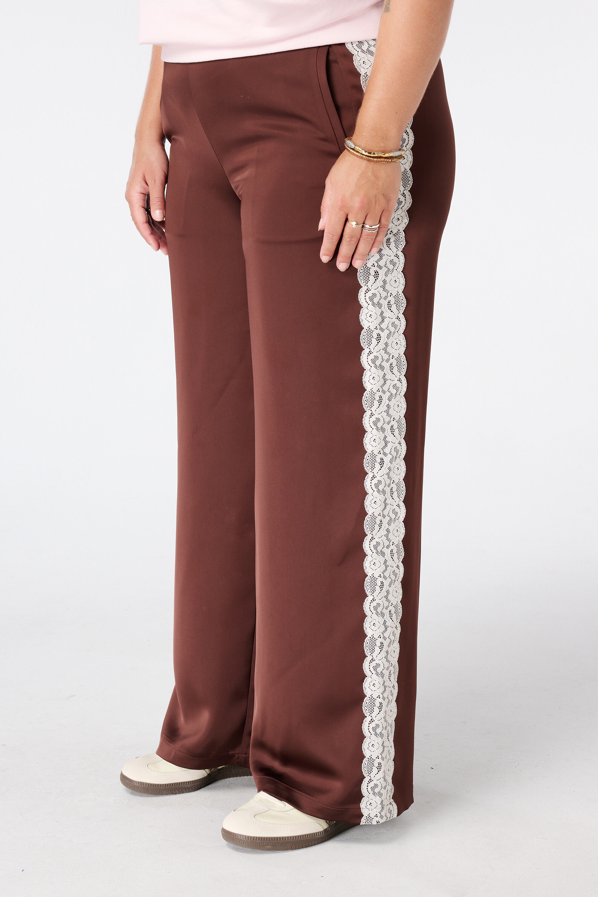 Pantalon avec d&eacute;tails en dentelle sur les c&ocirc;t&eacute;s image number 5