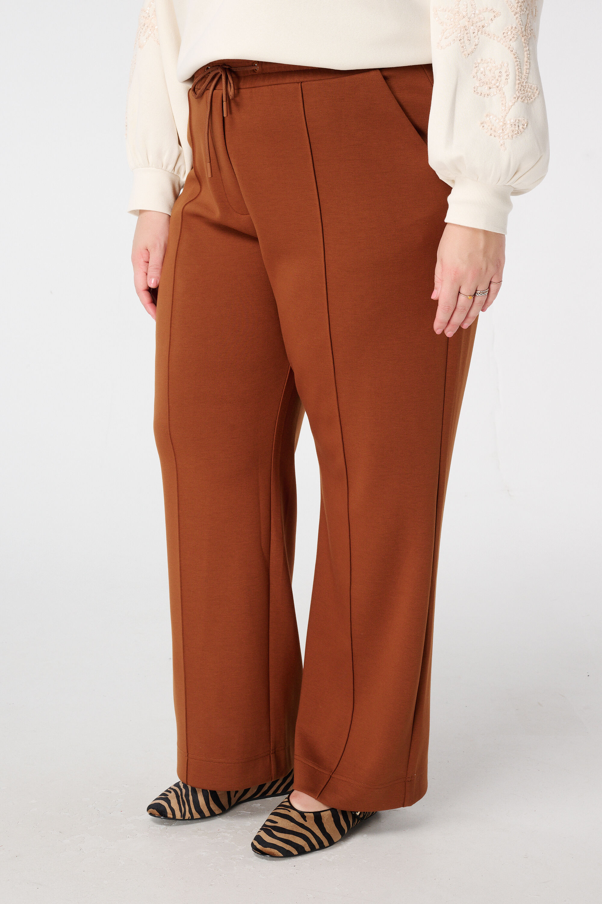 Pantalon avec coutures en panneaux image number 5