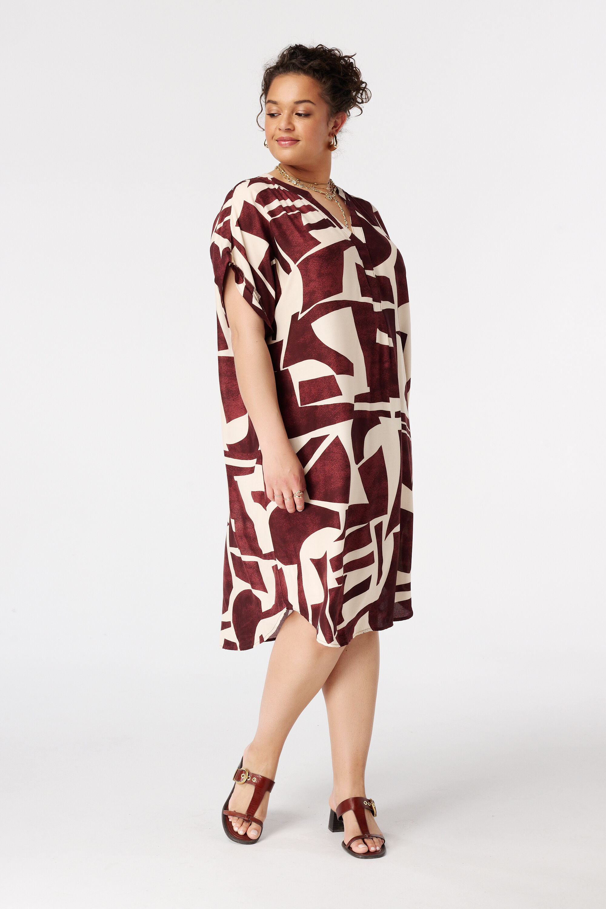 Robe &agrave; encolure en V