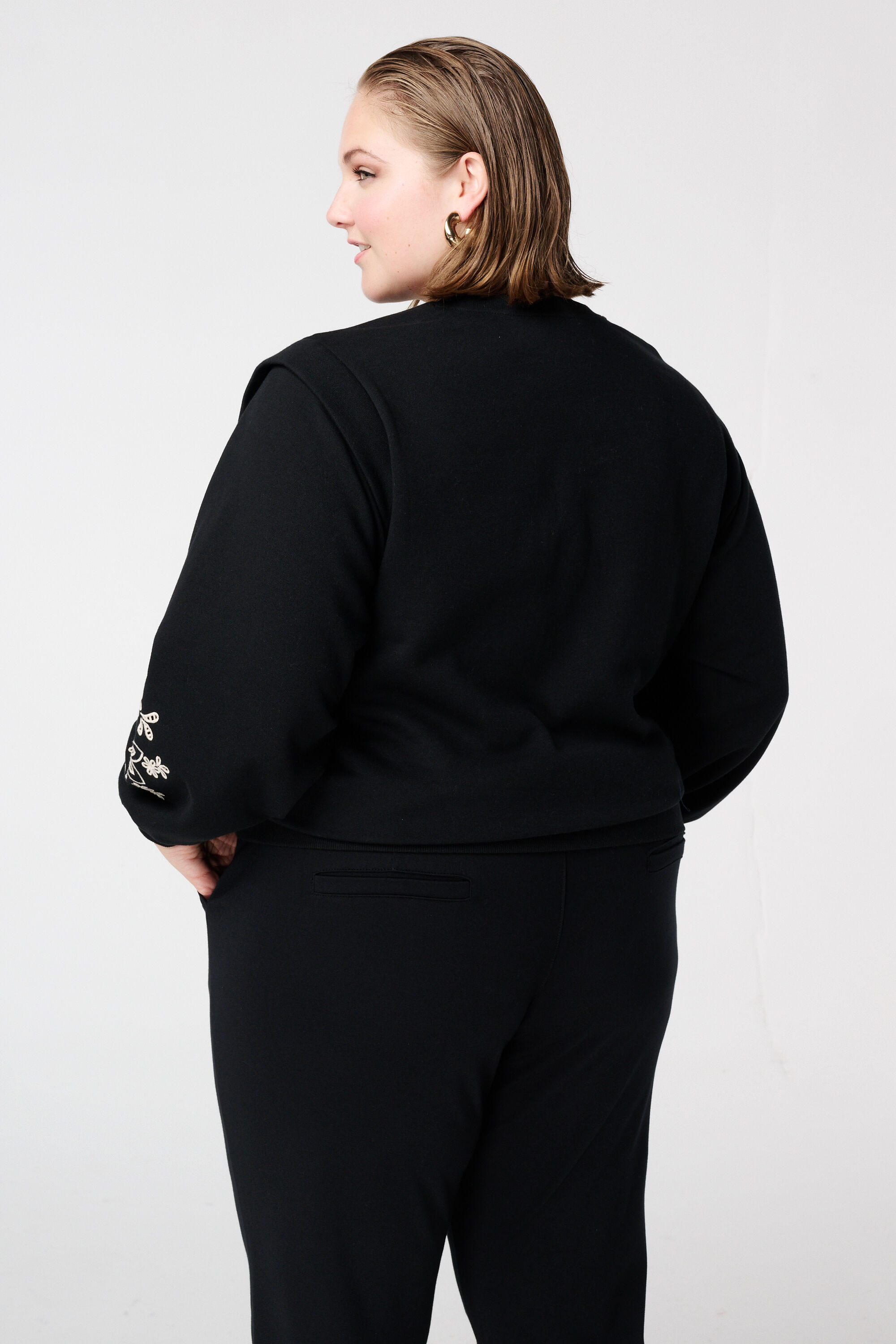 Sweat &agrave; broderie ajour&eacute;e image number 3