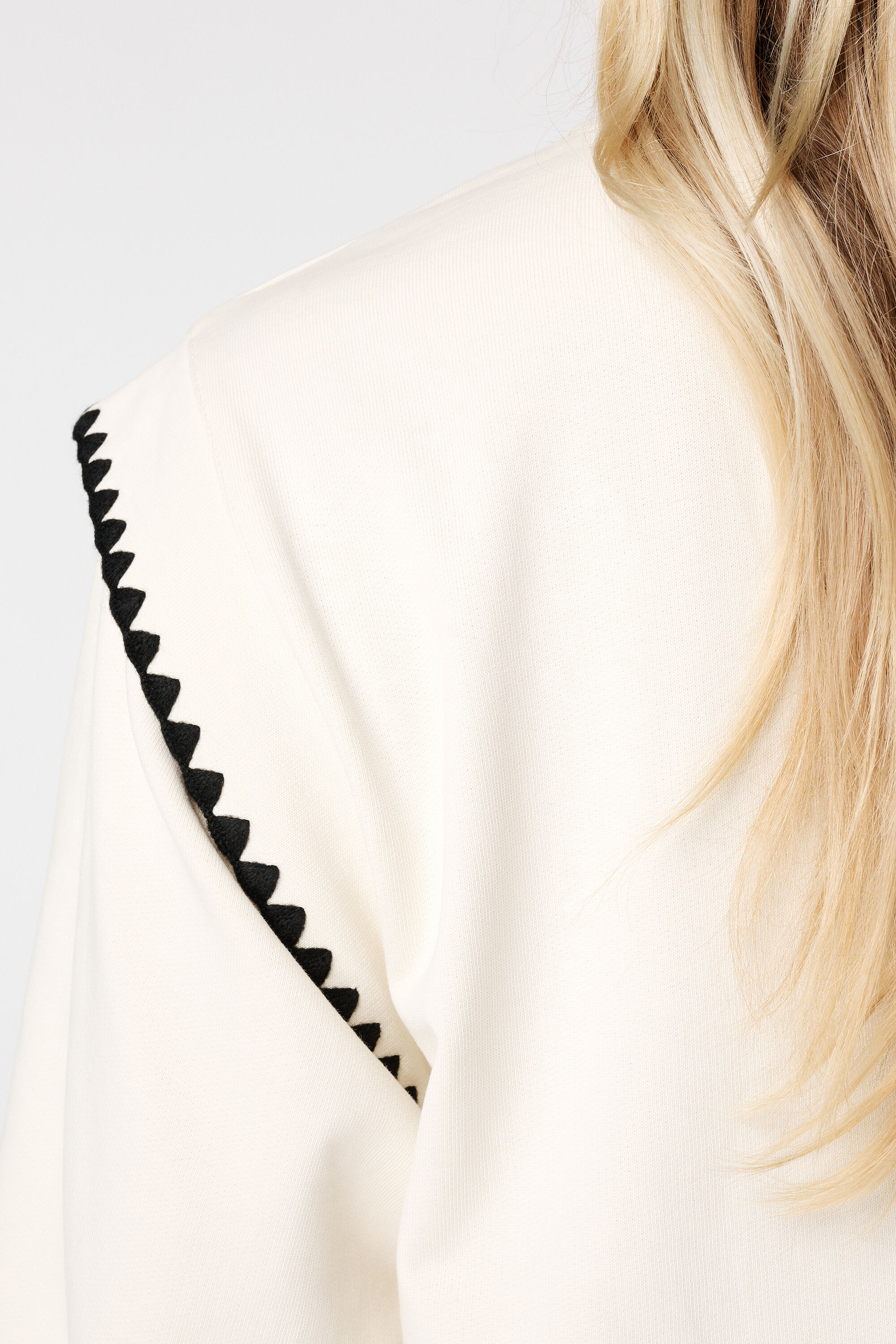 Pull &agrave; bords contrast&eacute;s image number 6