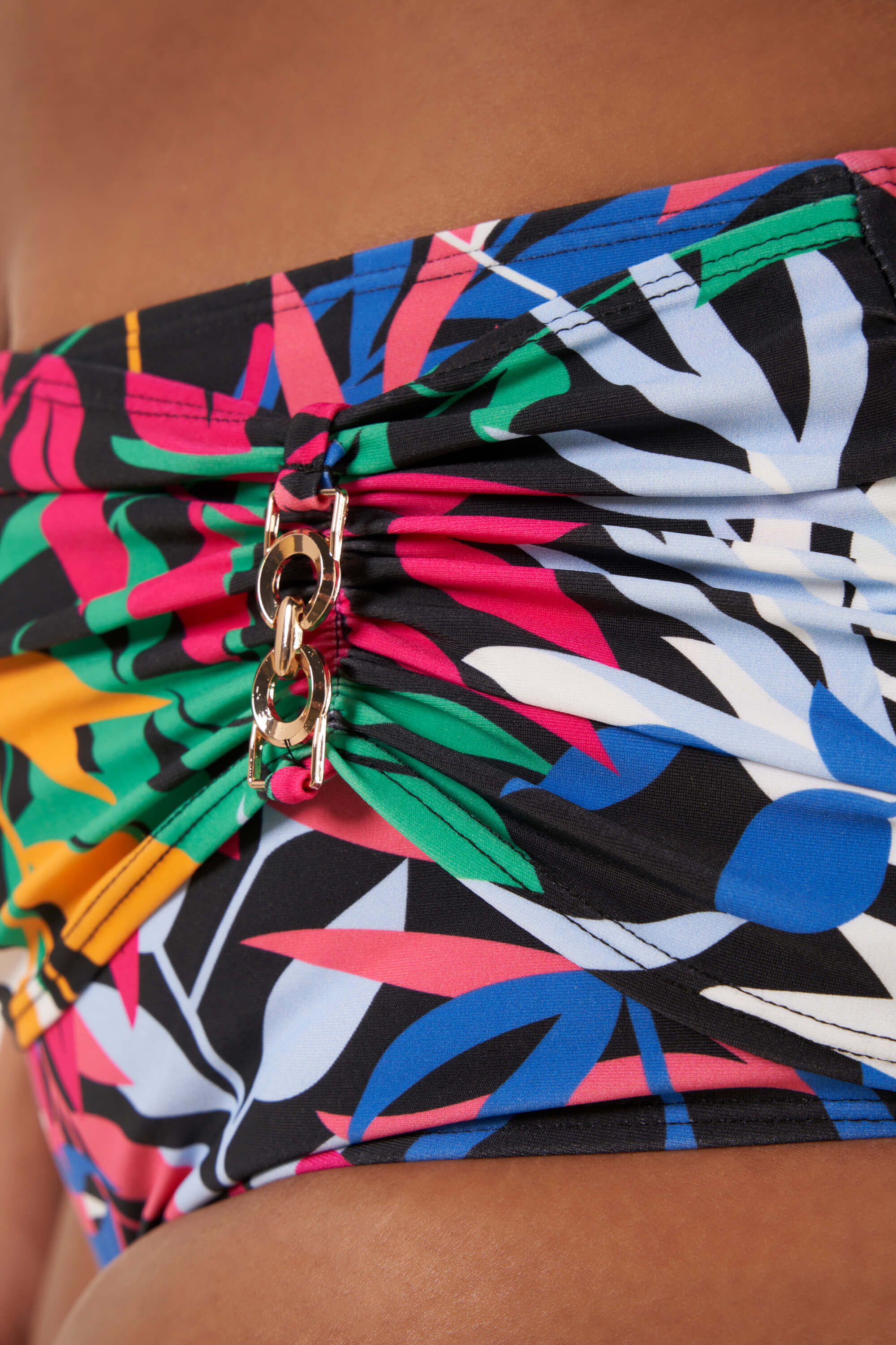 Bas de bikini avec croisement et d&eacute;tails m&eacute;talliques image number 5