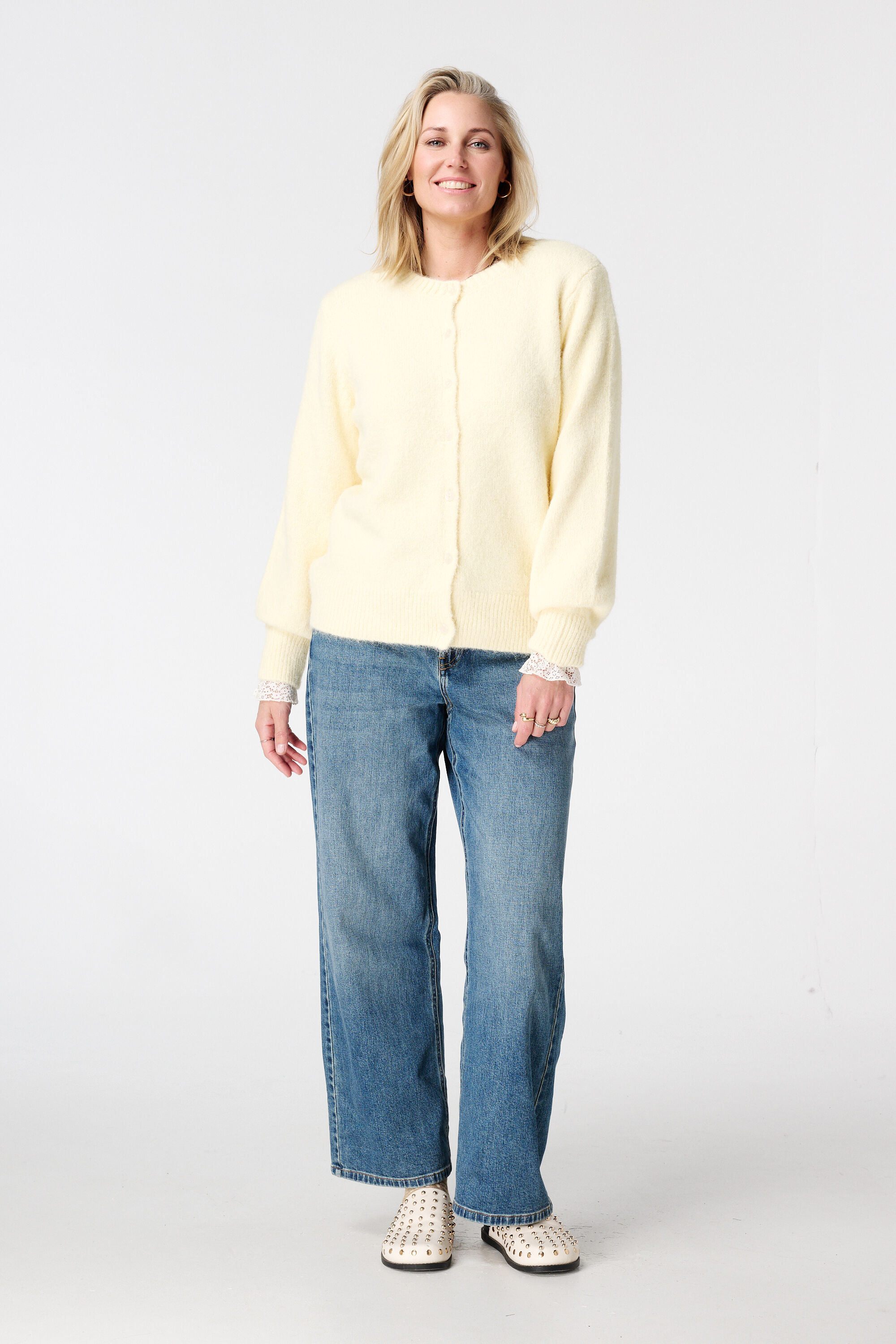 Gilet en maille avec fermeture boutonn&eacute;e image number 5