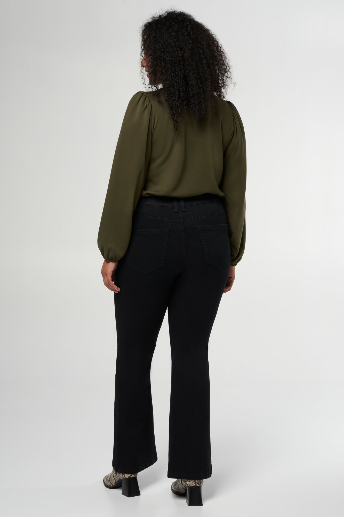 Jean &eacute;vas&eacute; JASMIN image number 3