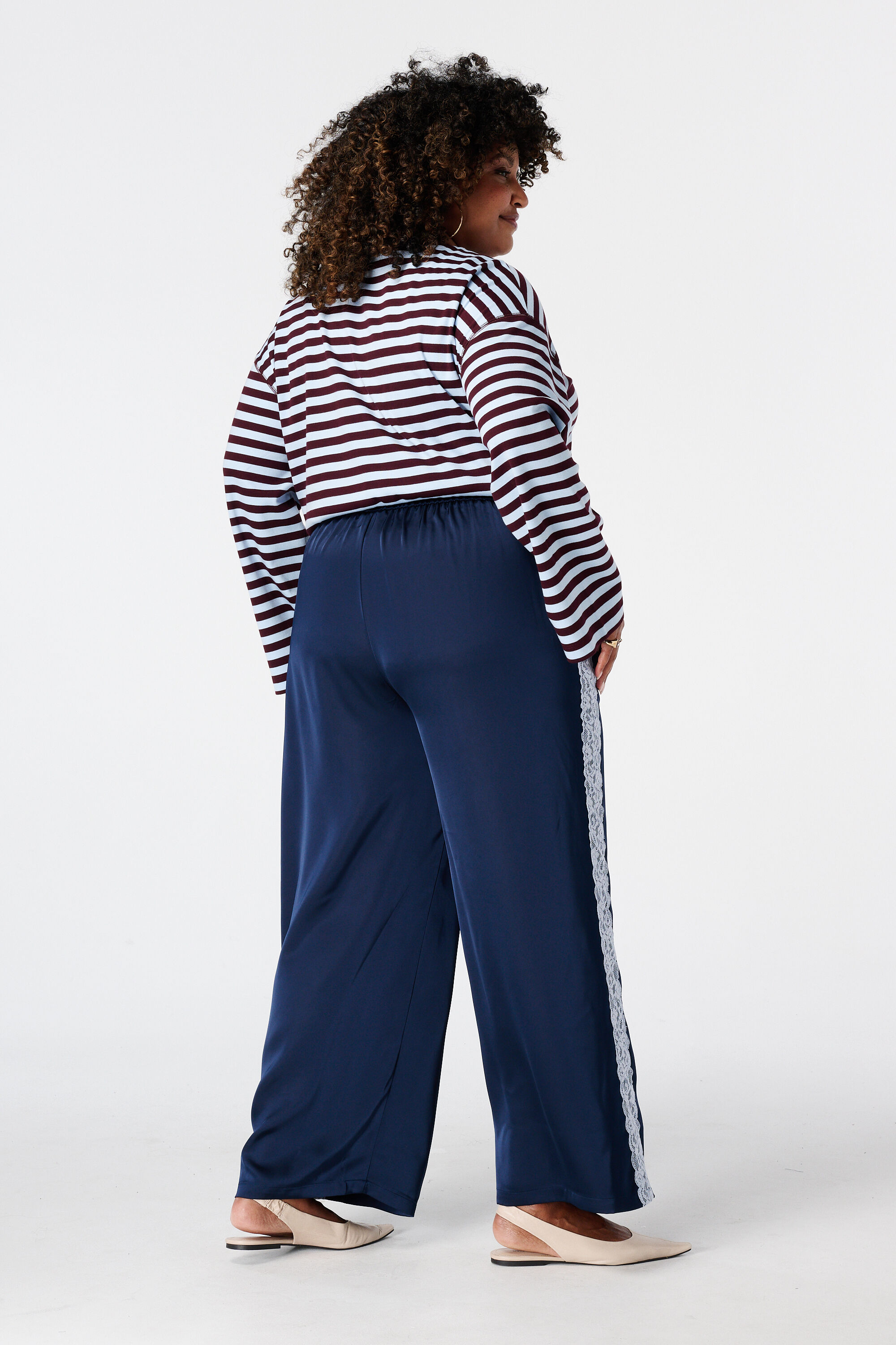 Pantalon avec d&eacute;tails en dentelle sur les c&ocirc;t&eacute;s image number 3