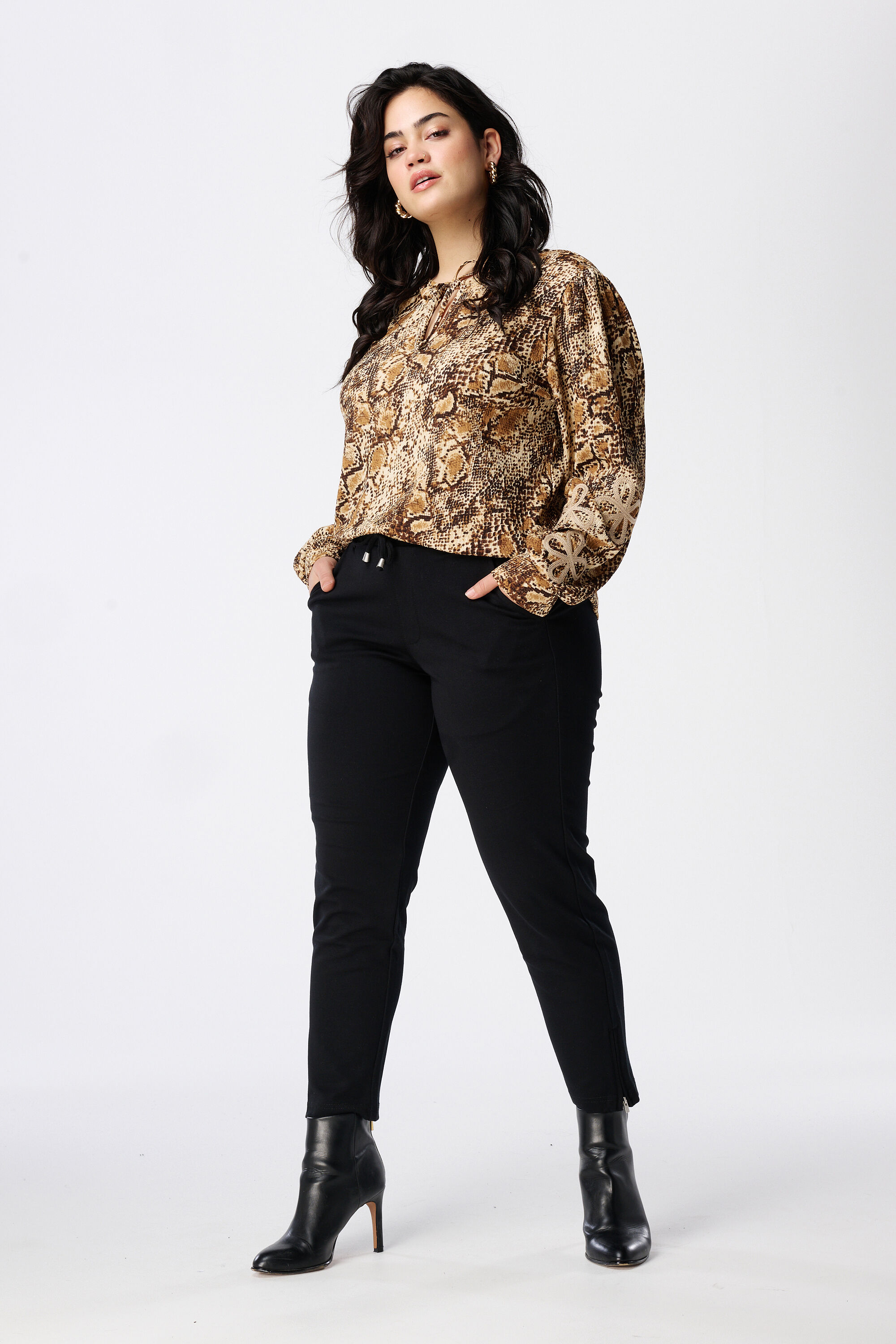 Haut avec d&eacute;tails sur les manches image number 5