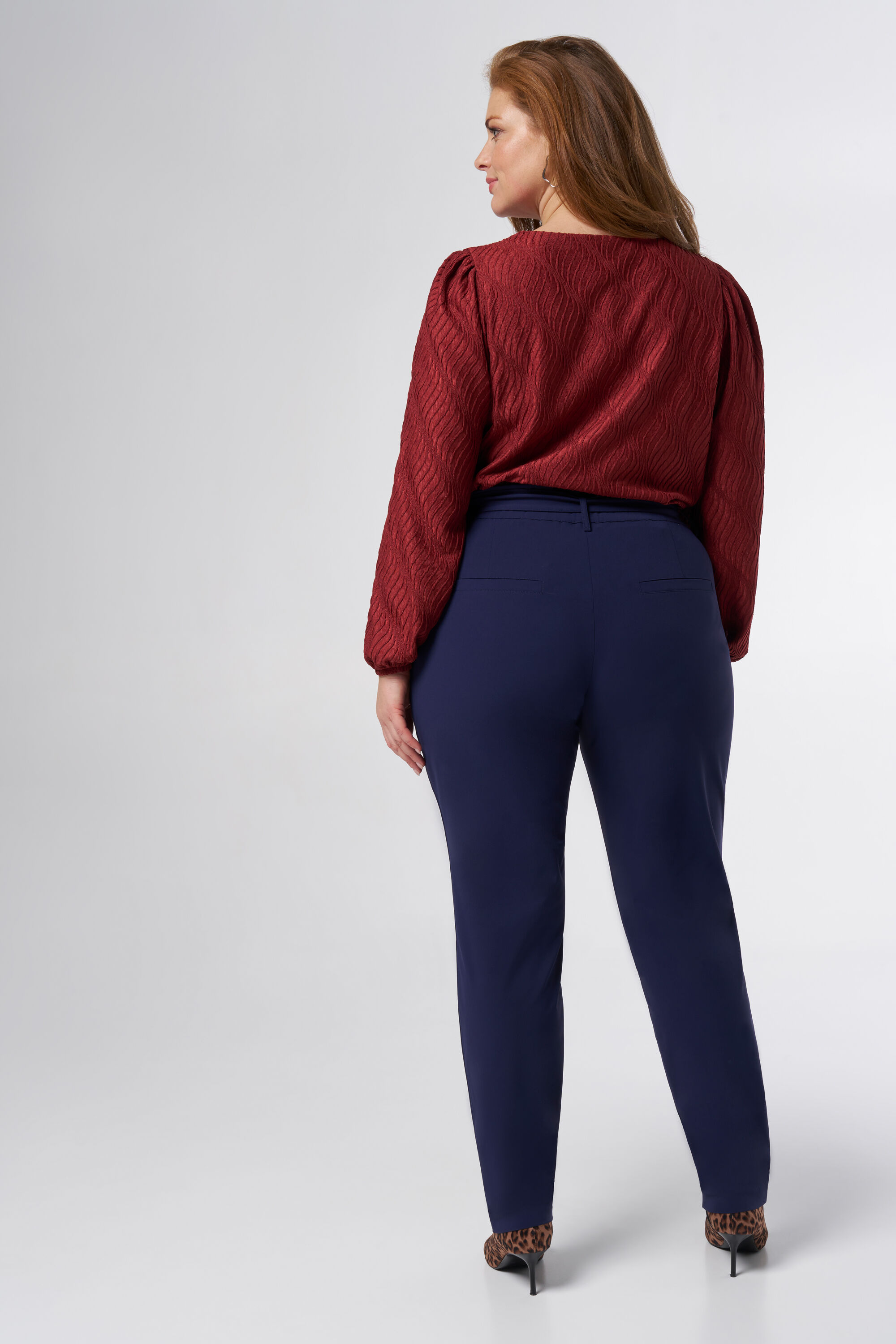 Pantalon extensible en sac en papier image number 3