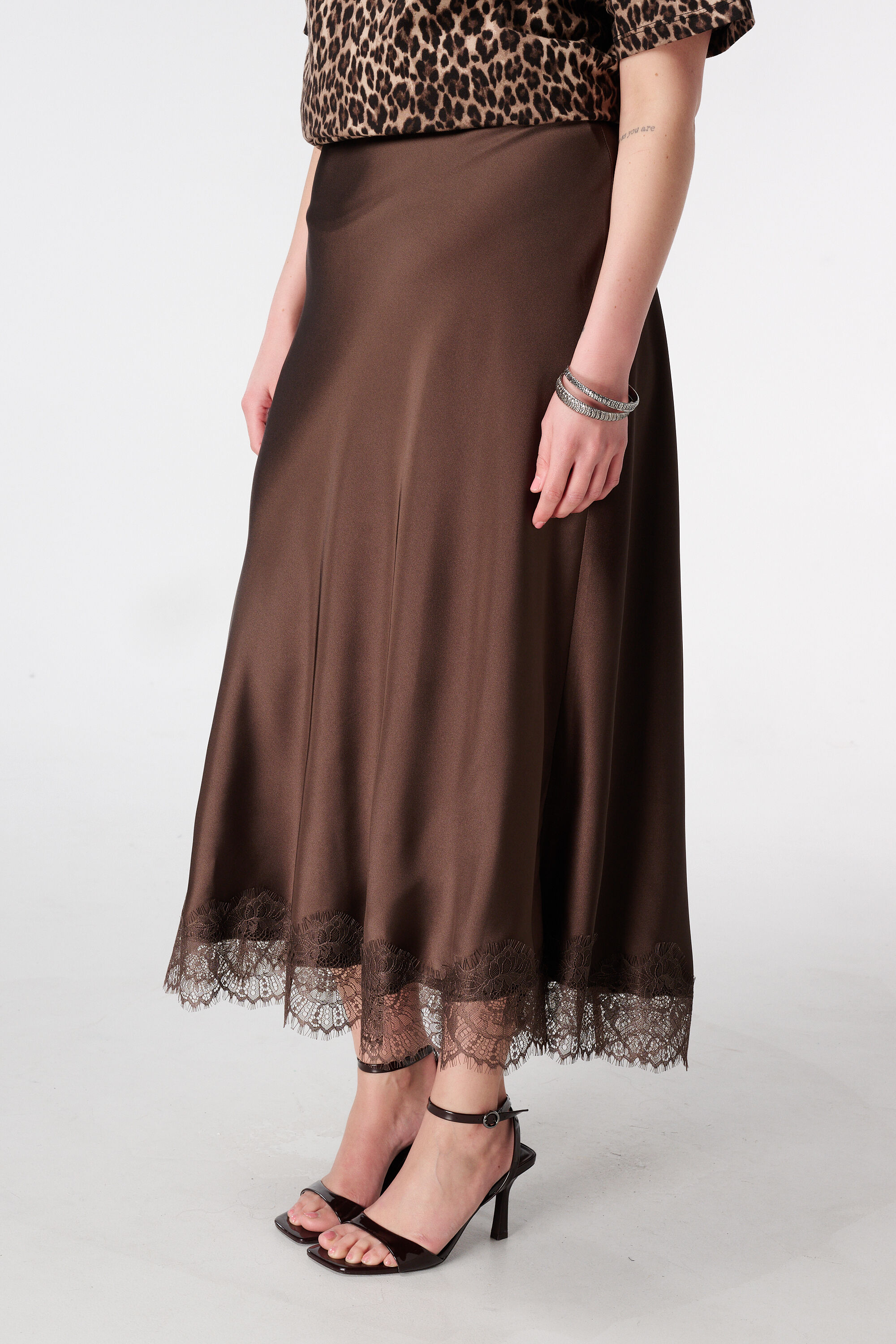 Jupe effet satin avec d&eacute;tail dentelle image number 5