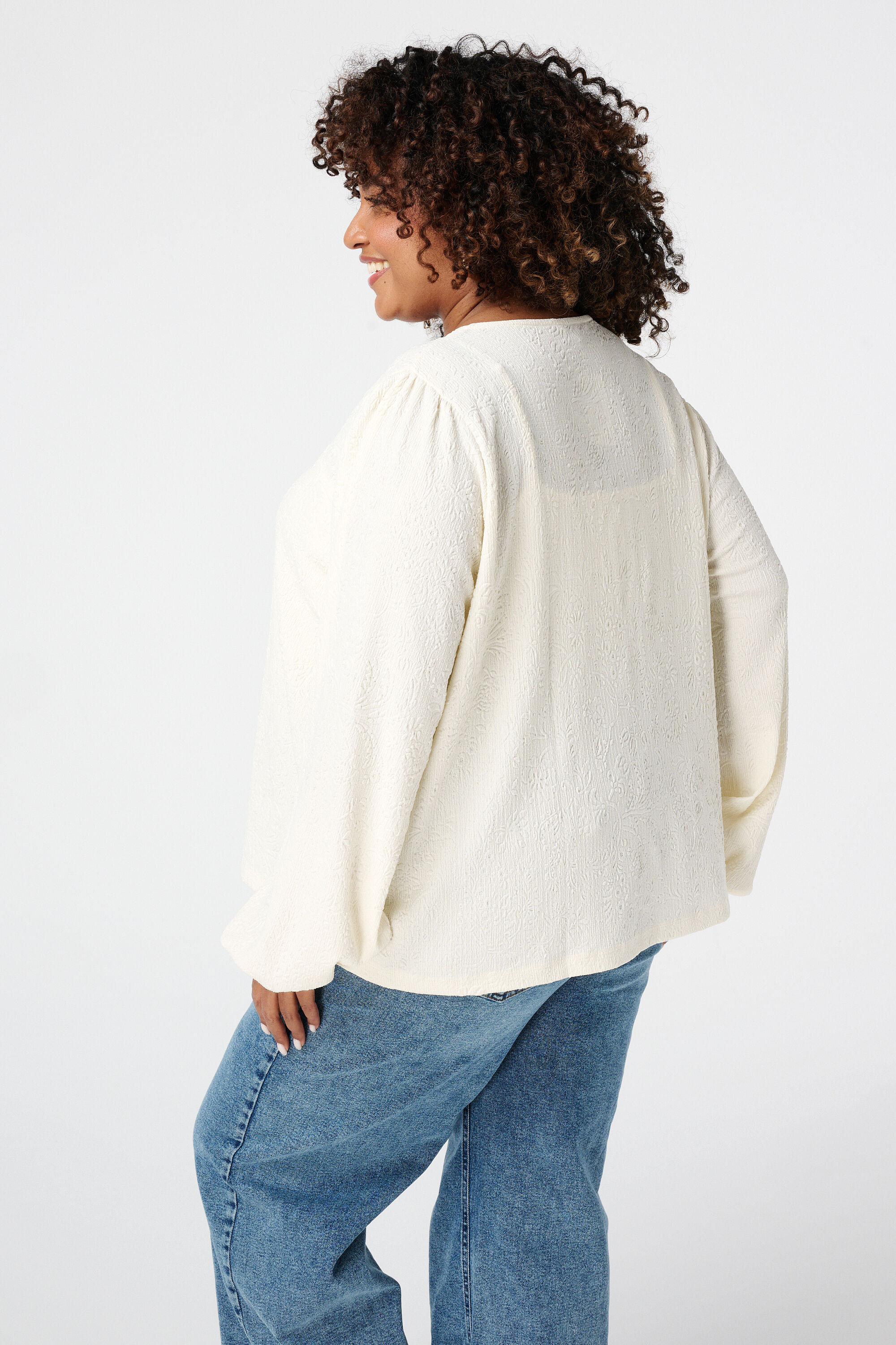 Haut avec d&eacute;tails en forme de n&oelig;ud image number 3