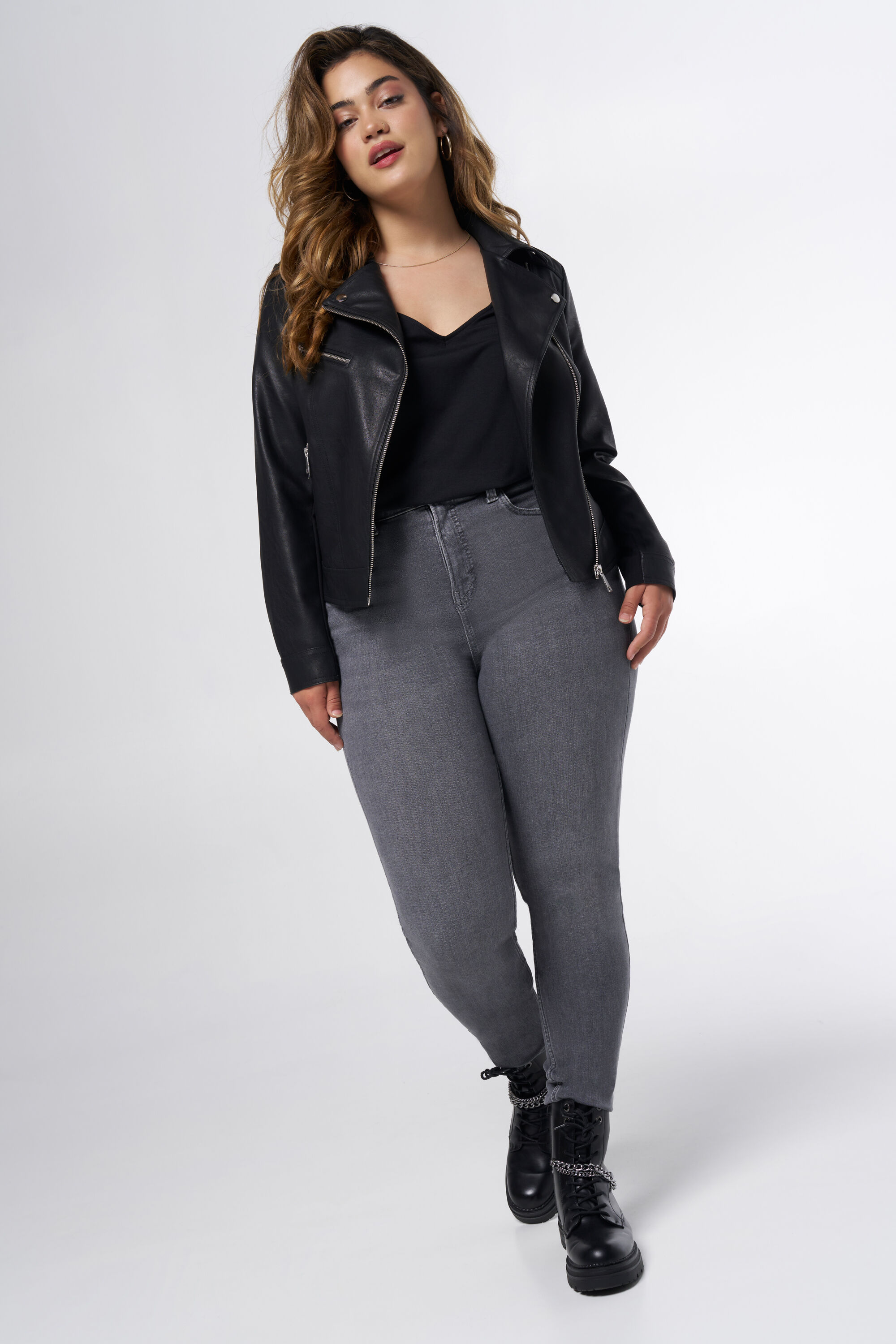 Veste en cuir avec d&eacute;tails argent&eacute;s image number 5