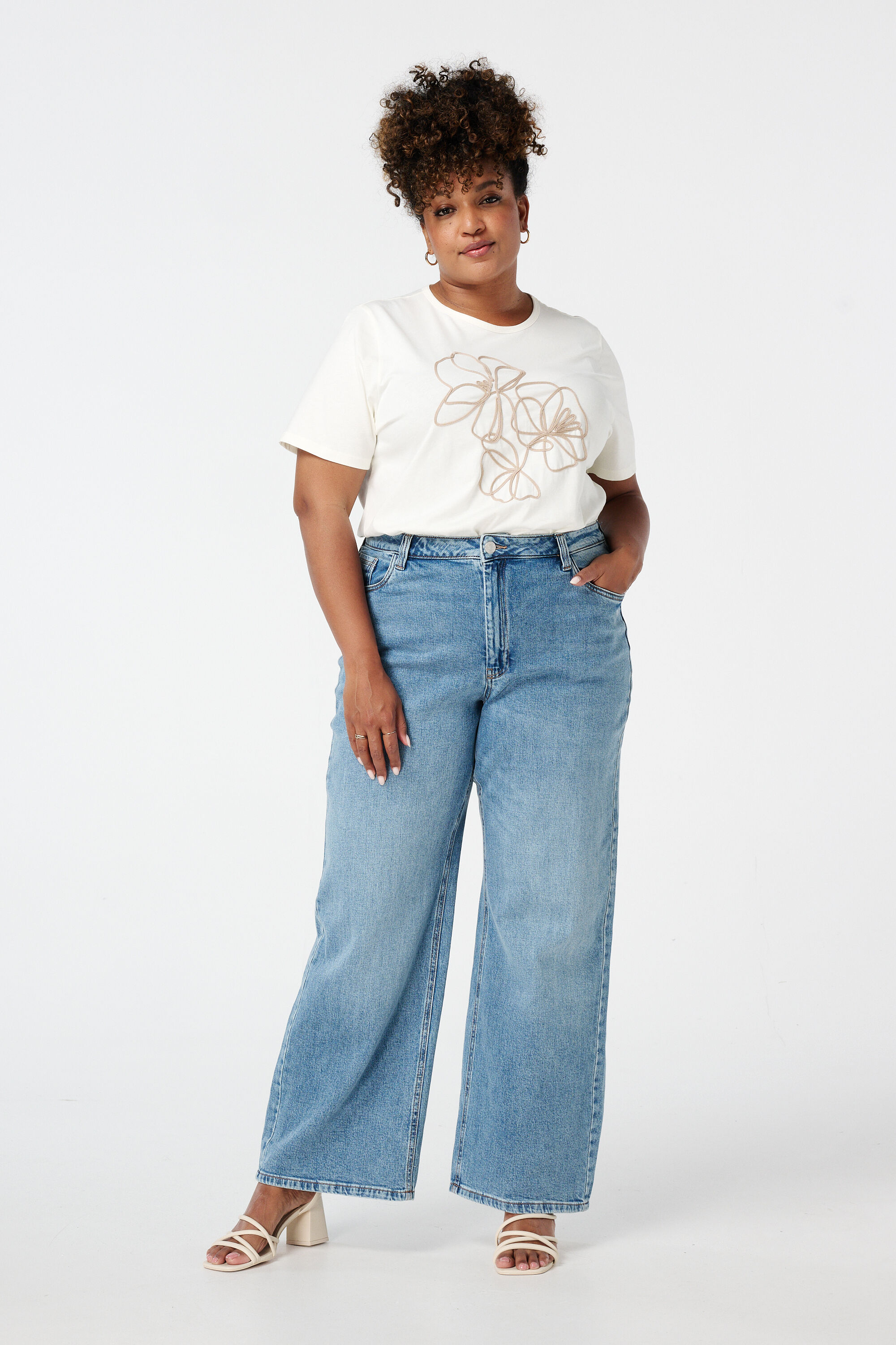 T-shirt avec broderie image number 5