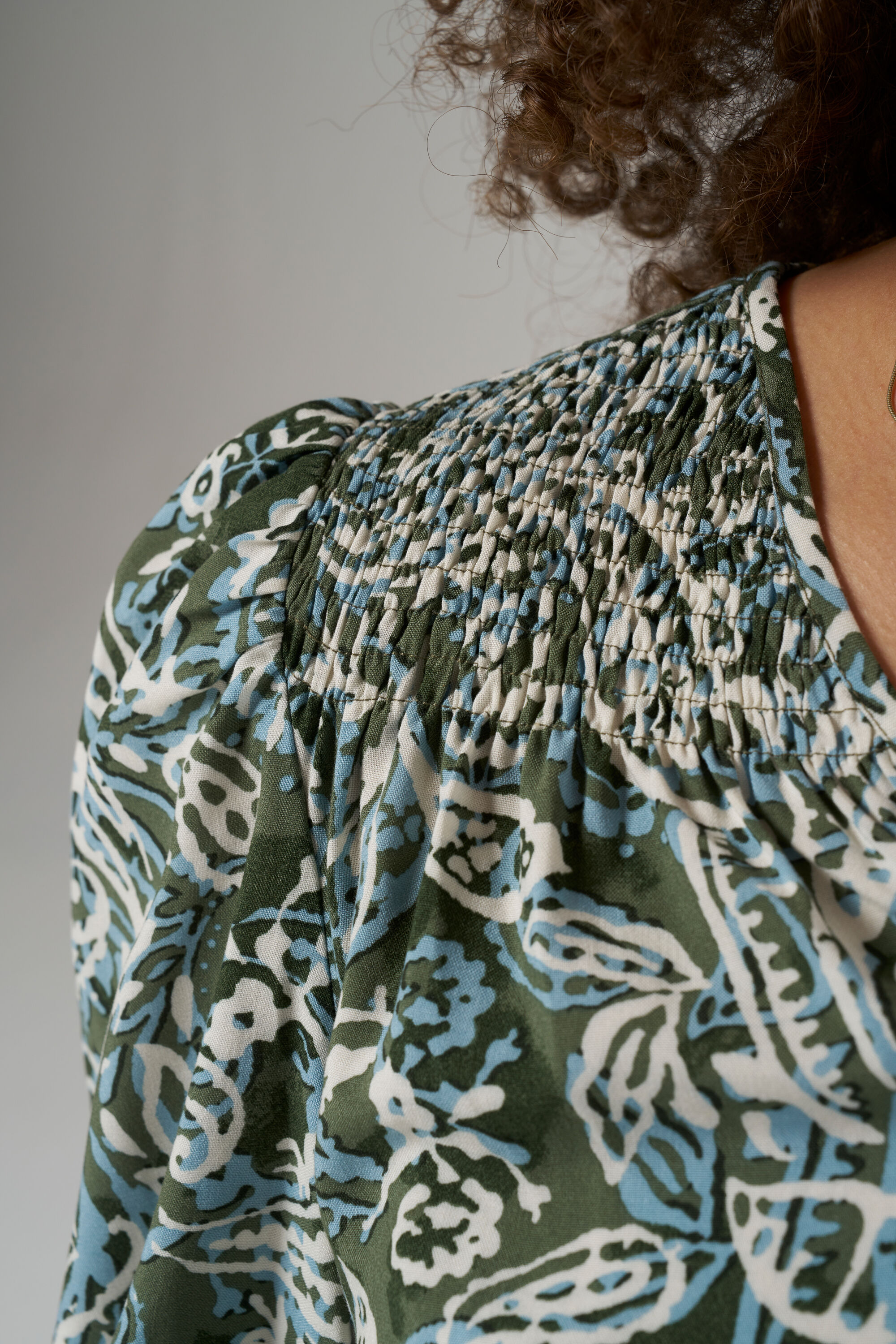 Chemisier &agrave; d&eacute;tails smock&eacute;s image number 4