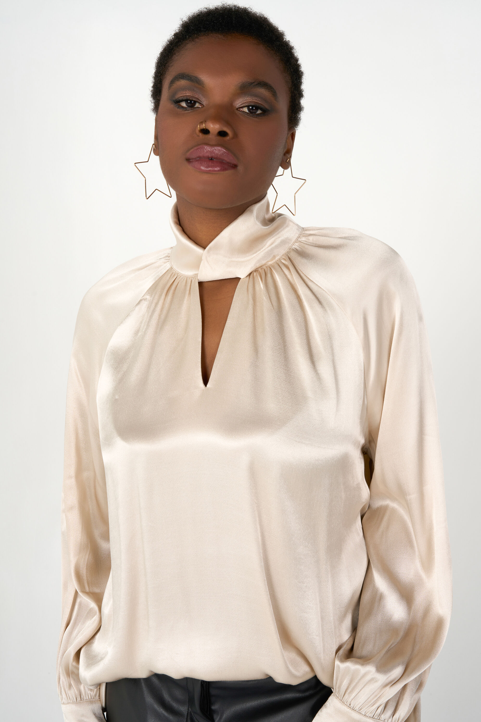 Chemisier en satin avec d&eacute;tails image number 5