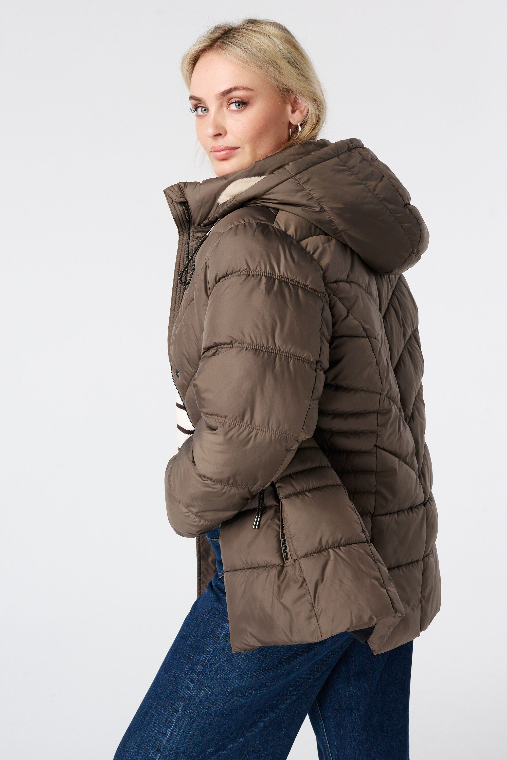 Veste matelass&eacute;e avec capuche image number 1