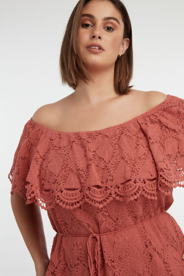 Robe en dentelle à épaules dénudées image number 4