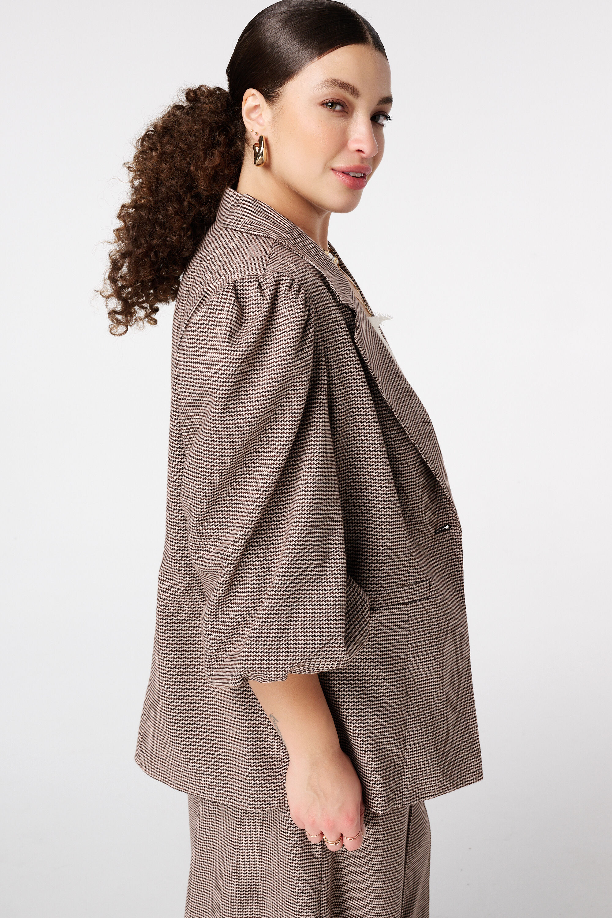 Blazer &agrave; carreaux avec manches bouffantes image number 2