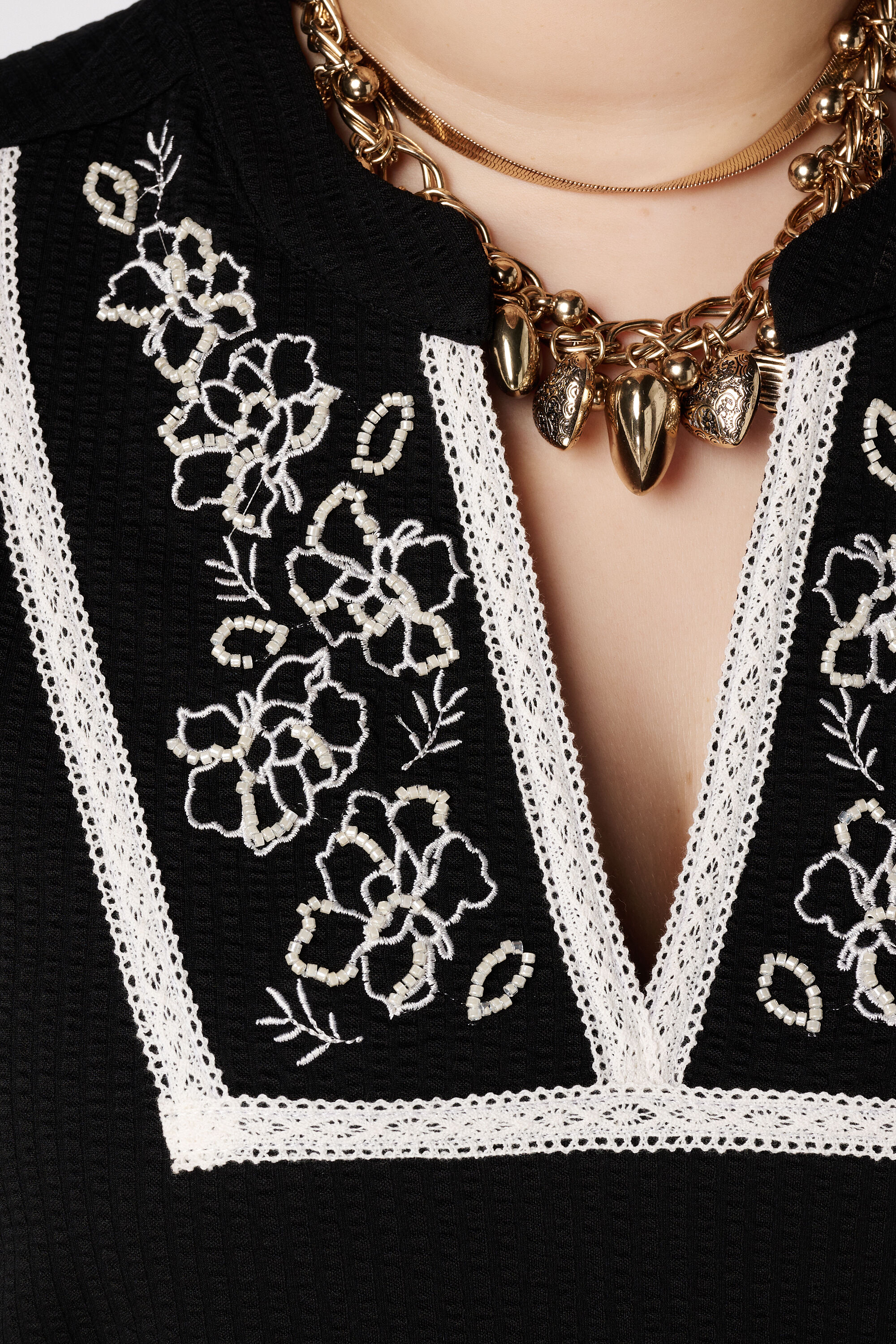 Haut &agrave; broderie et col en V image number 6