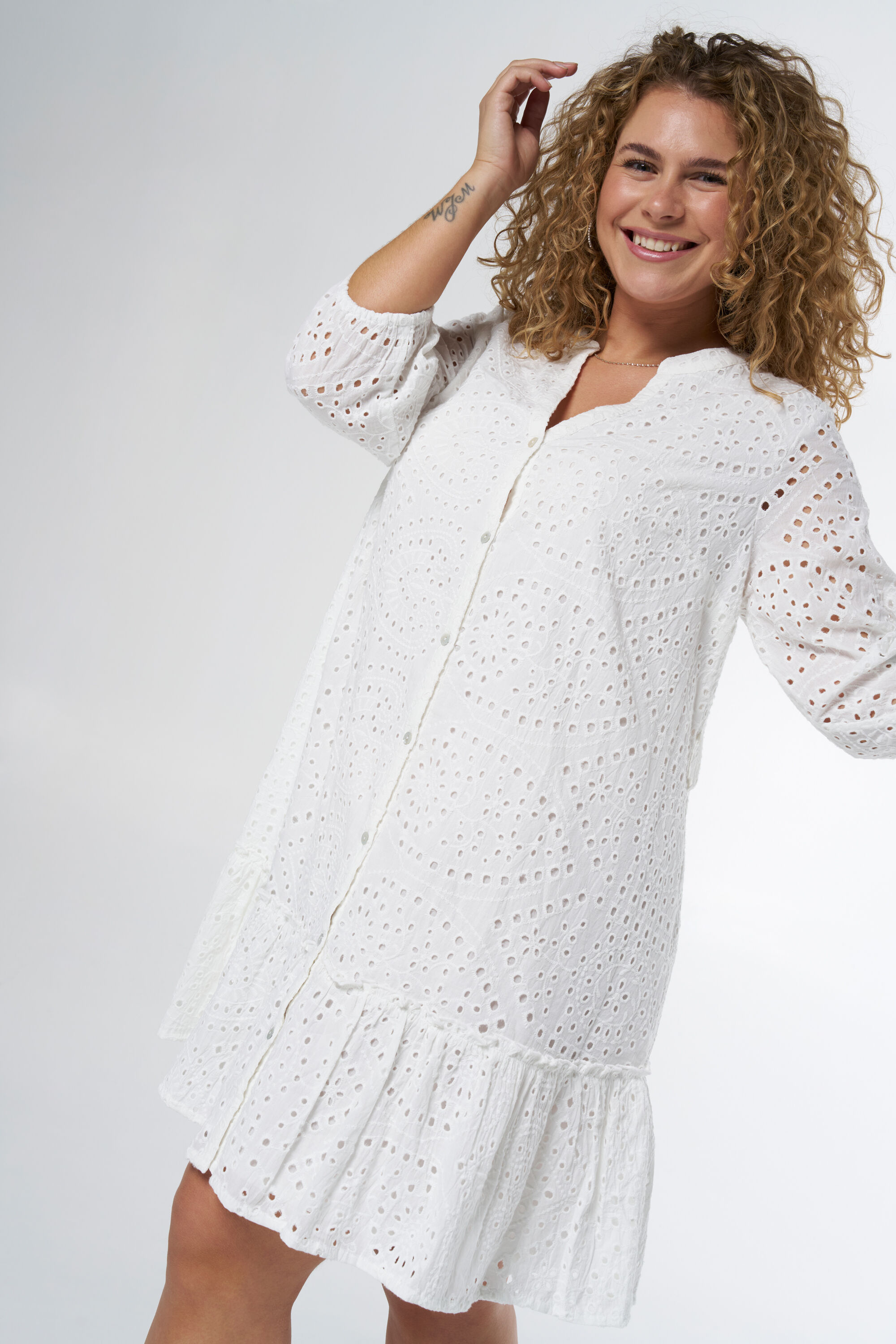 Robe courte avec broderie et ceinture image number 5