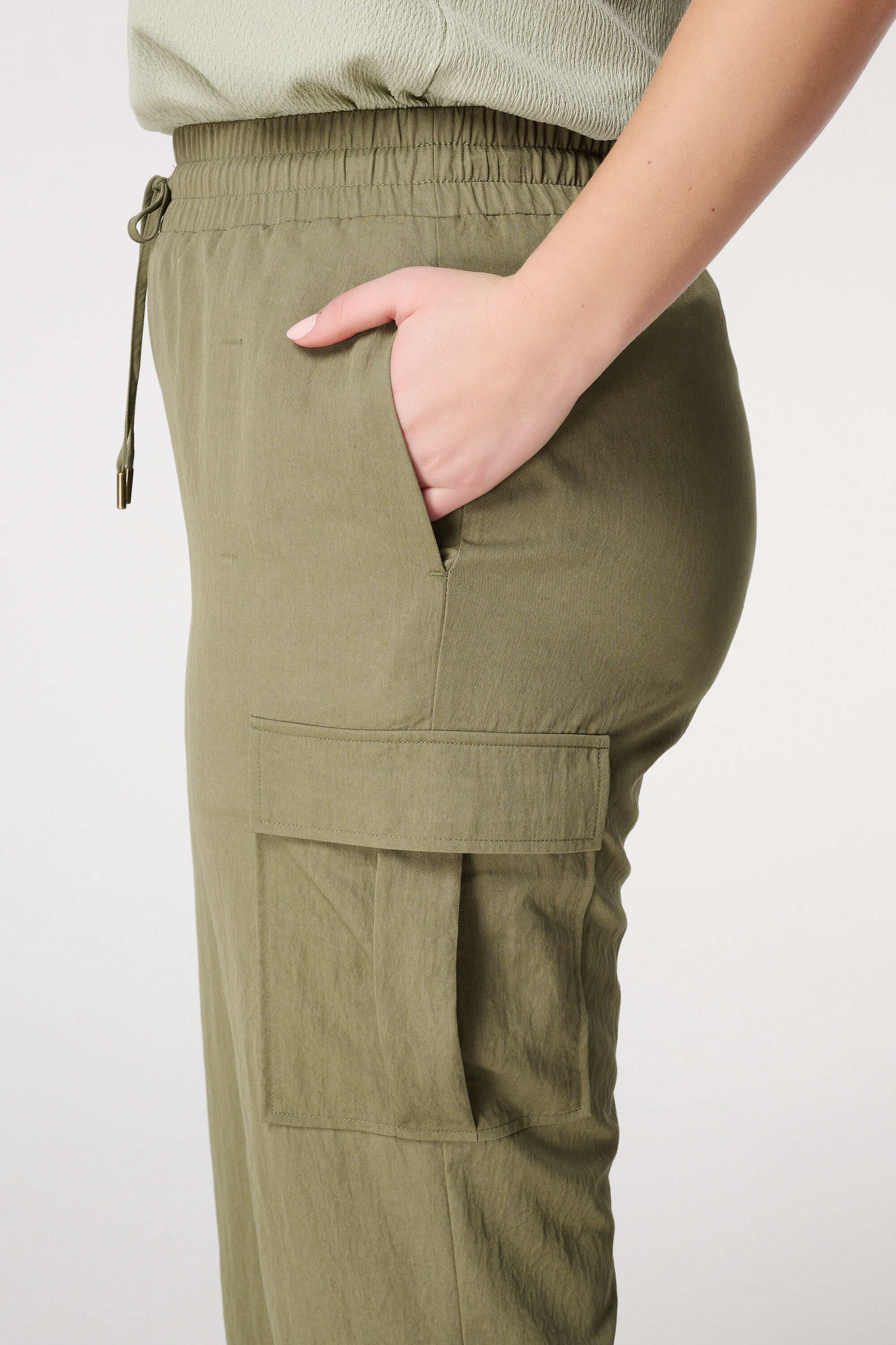 Pantalon avec poches et taille &eacute;lastique image number 4