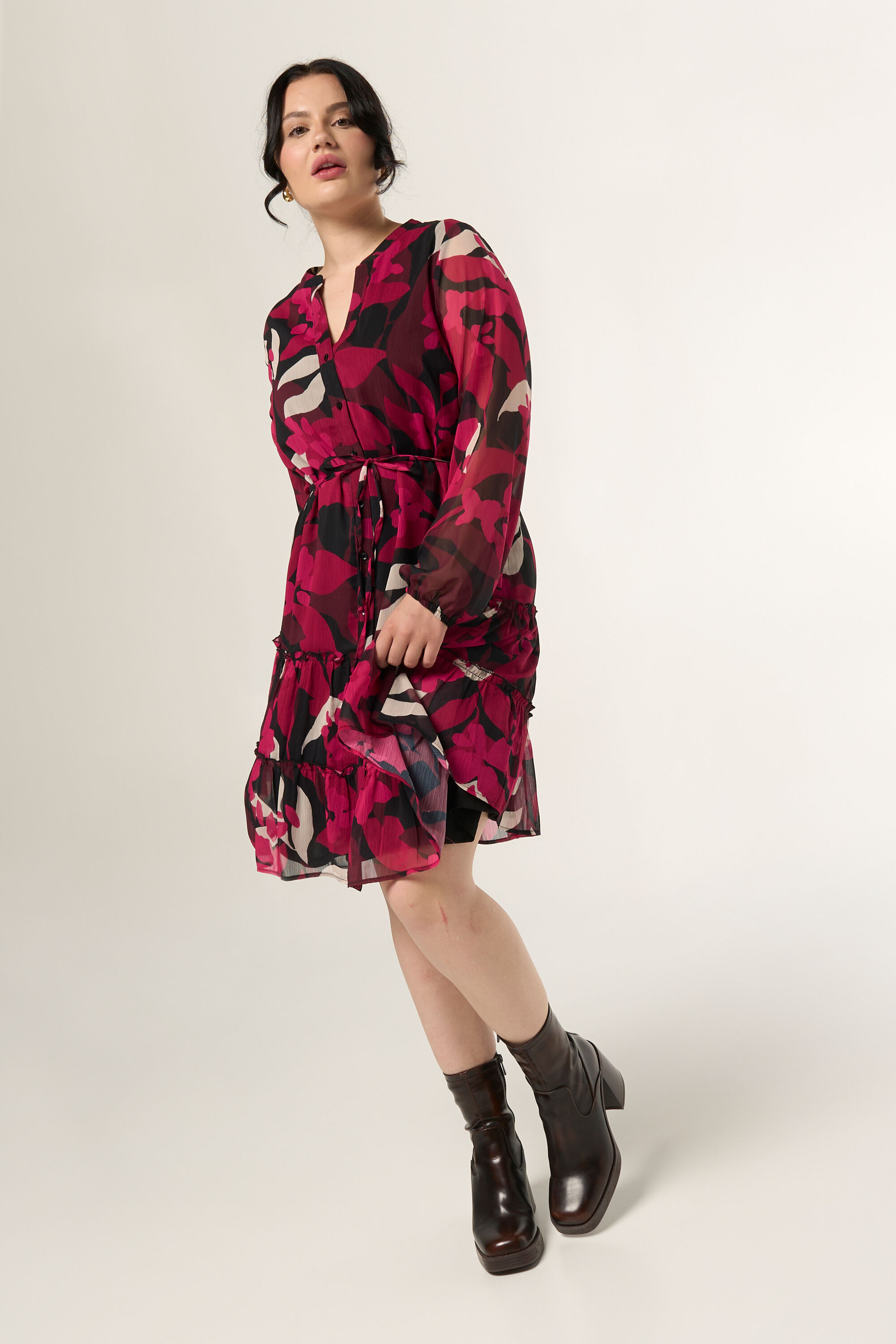 Robe &agrave; boutons traversants avec ceinture image number 5