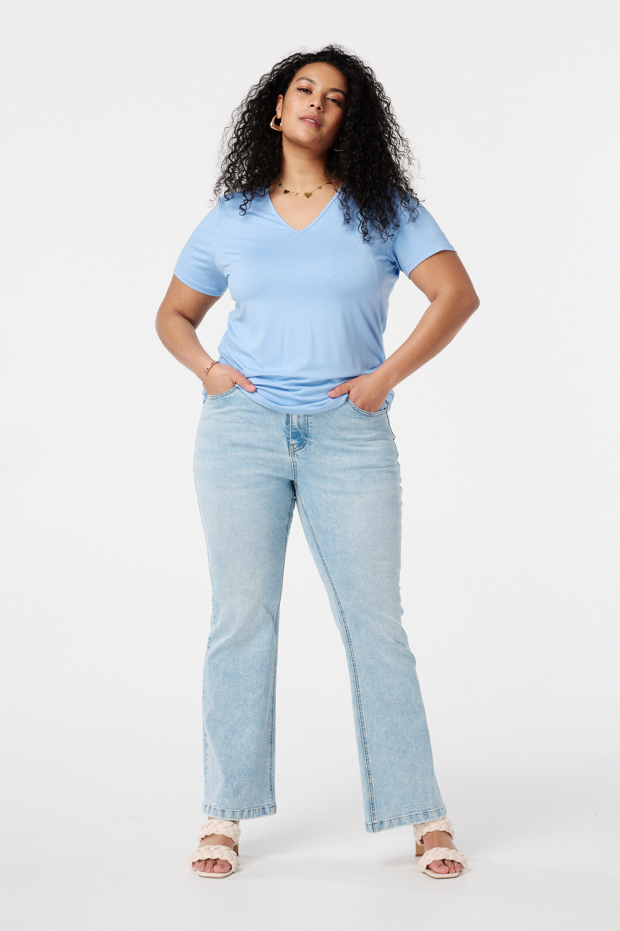 T-shirt &agrave; col en V image number 5