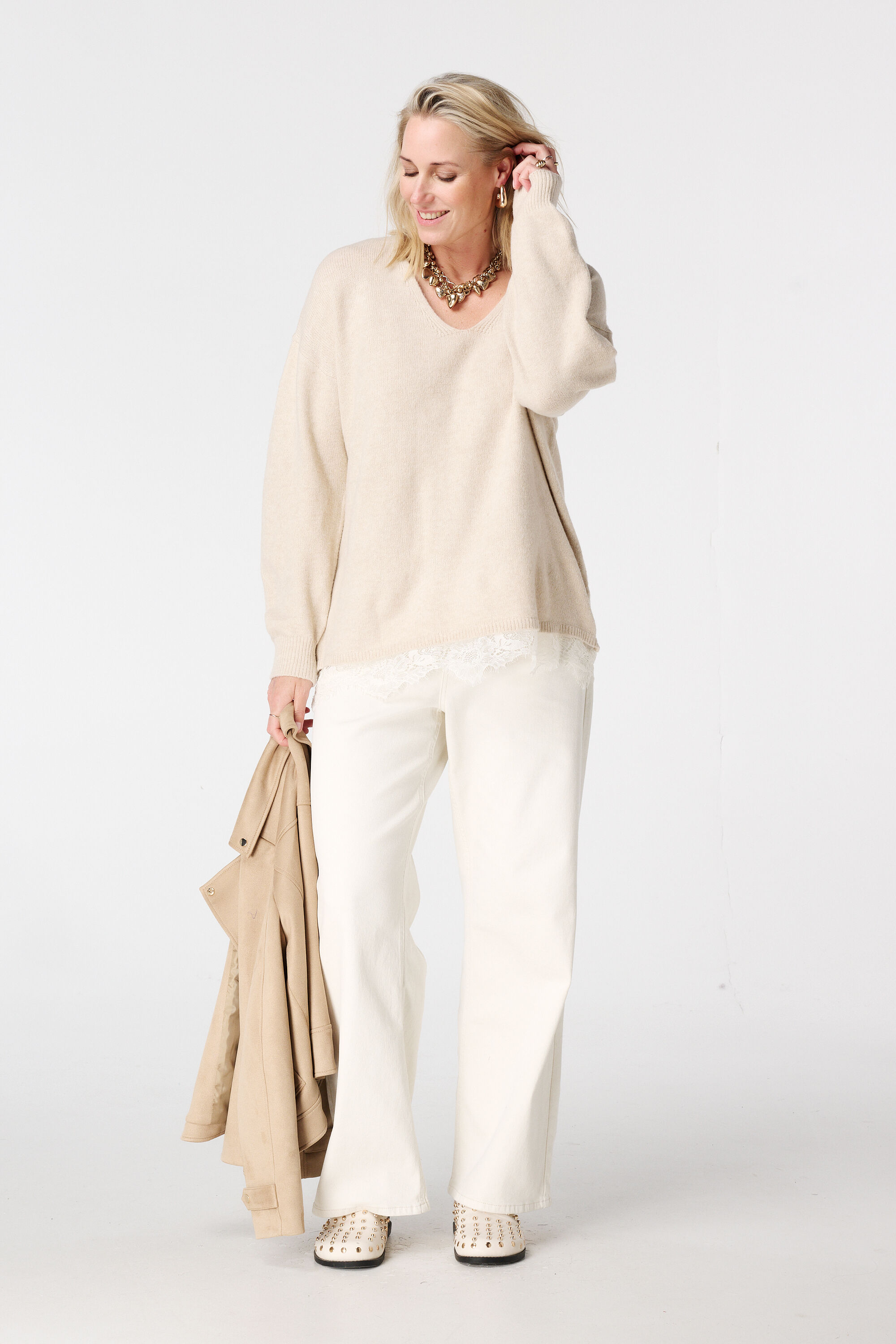 Pull &agrave; col en V avec bas en dentelle image number 5