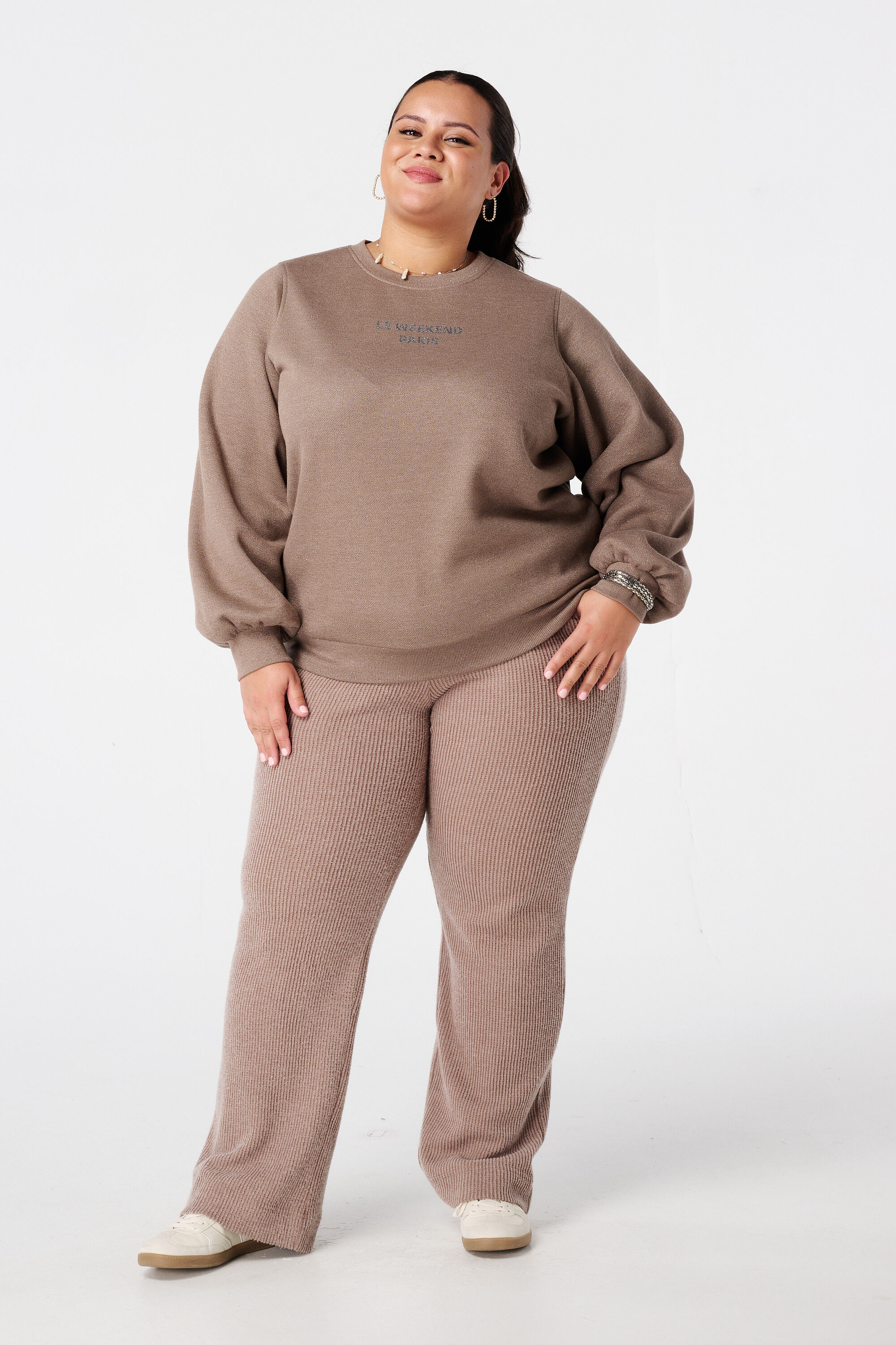 Sweat-shirt avec texte en lurex et paillettes image number 5