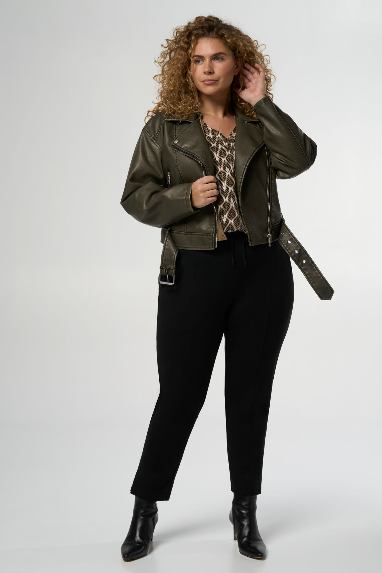 Une veste de style biker oversized au look en cuir image number 5