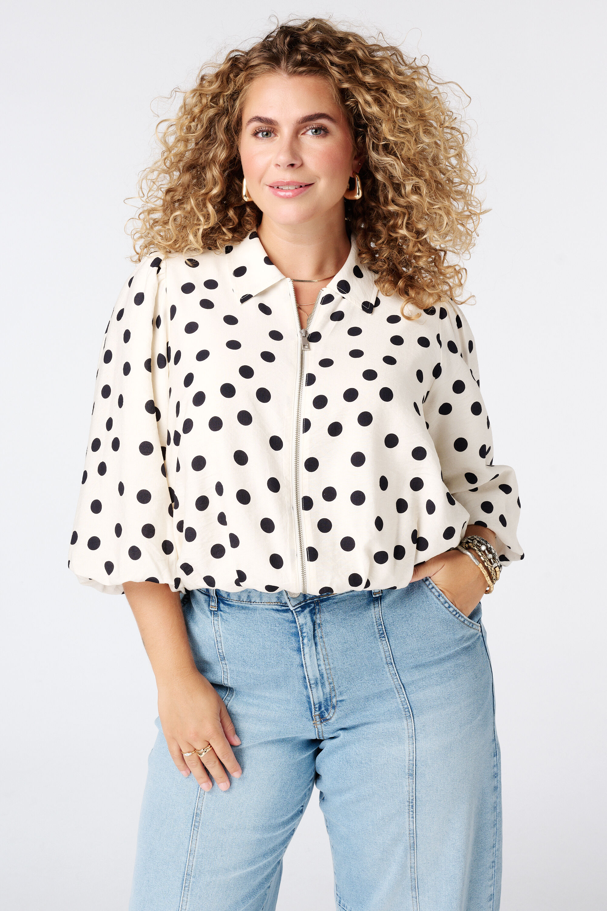 Veste &agrave; pois avec manches bouffantes courtes