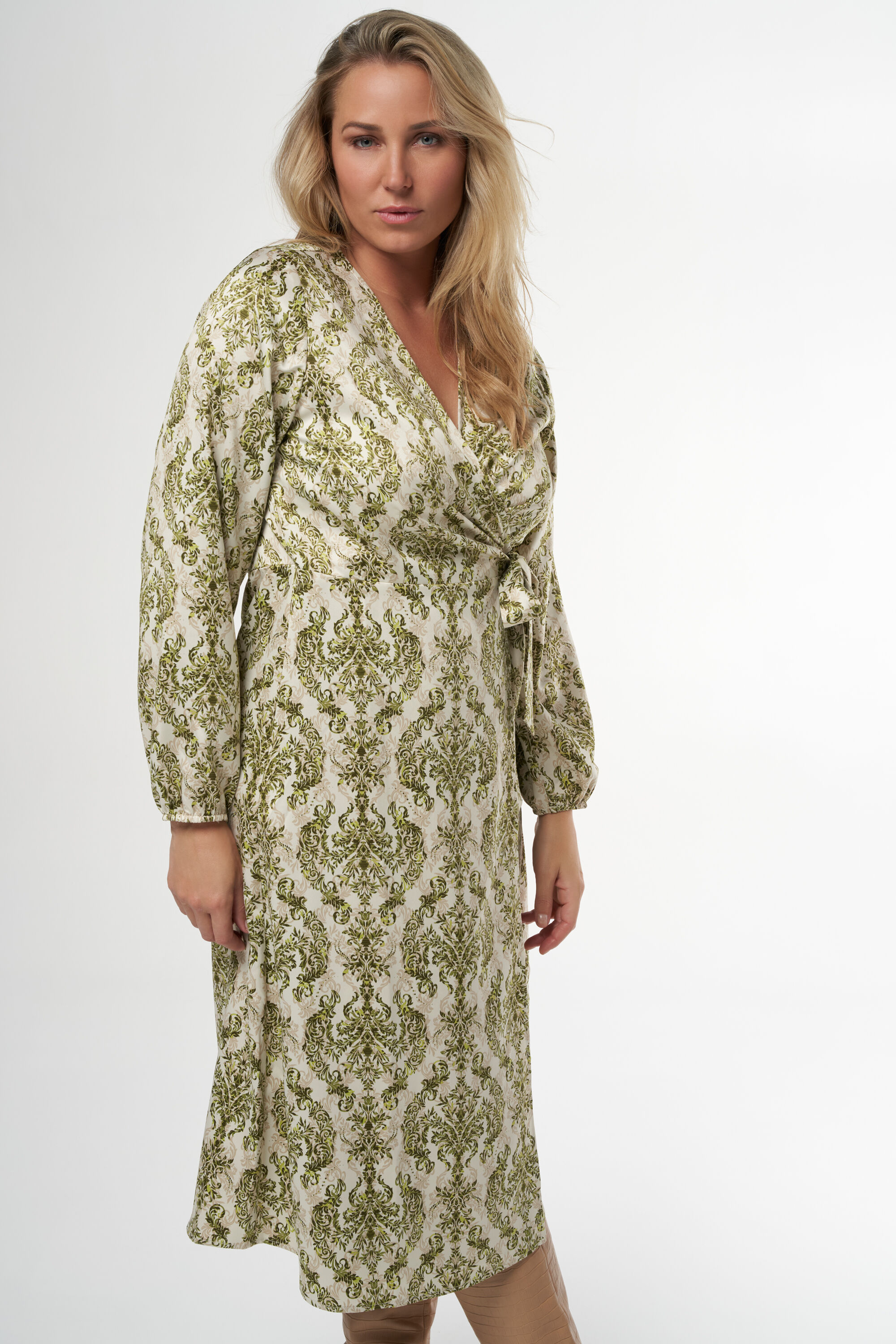 Robe midi &agrave; l'aspect satin&eacute; et imprim&eacute; image number 6