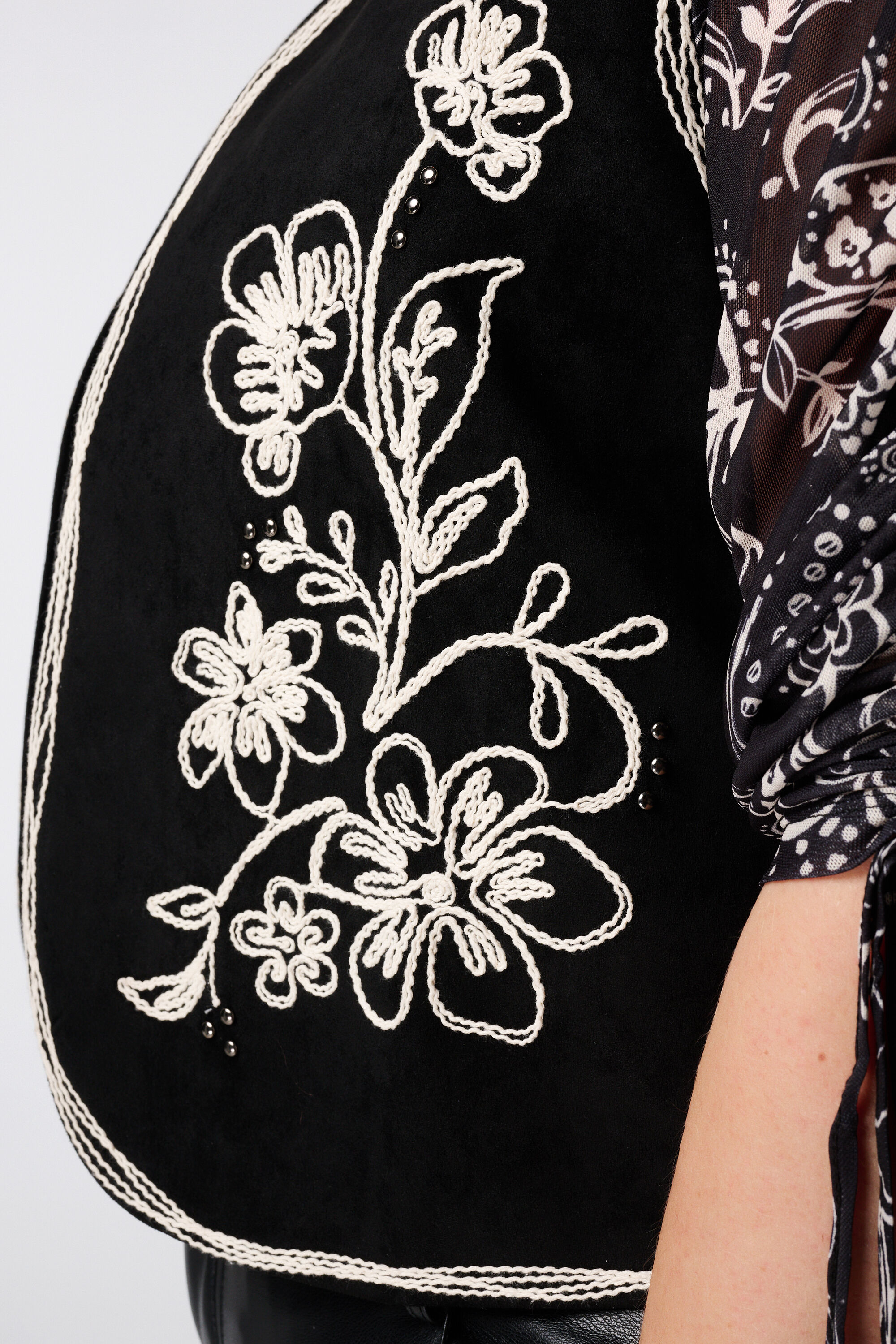 Gilet en su&eacute;dine avec broderie image number 6