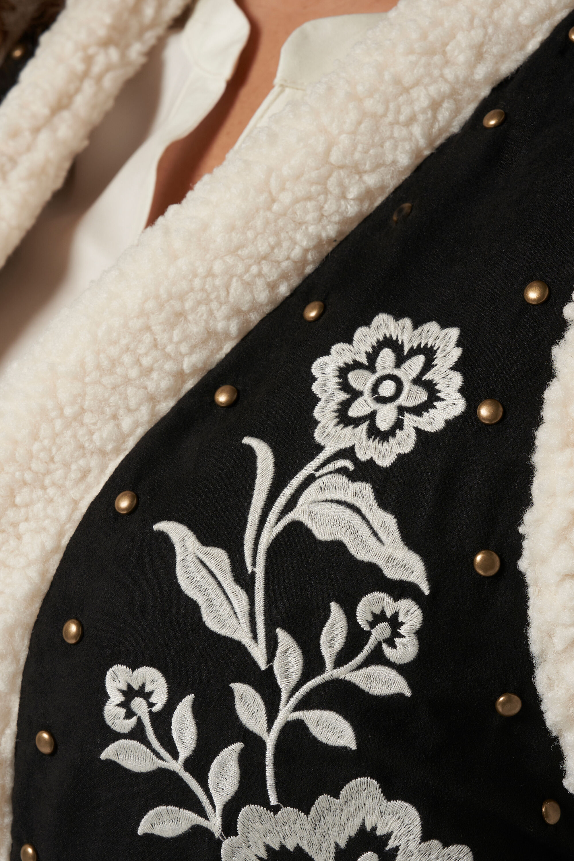 Gilet avec teddy et d&eacute;tails  image number 4