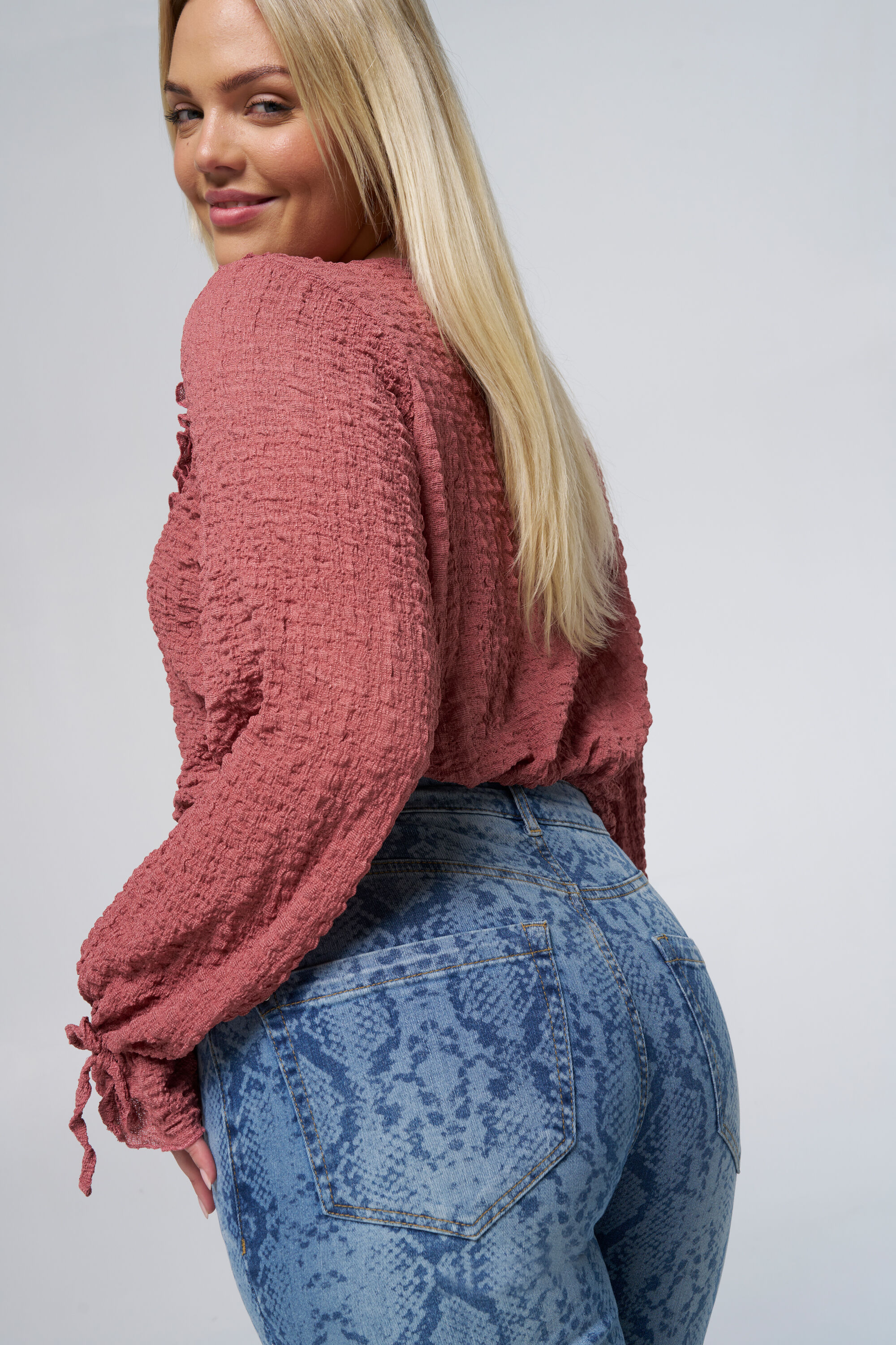 Jeans avec imprim&eacute; serpent image number 4
